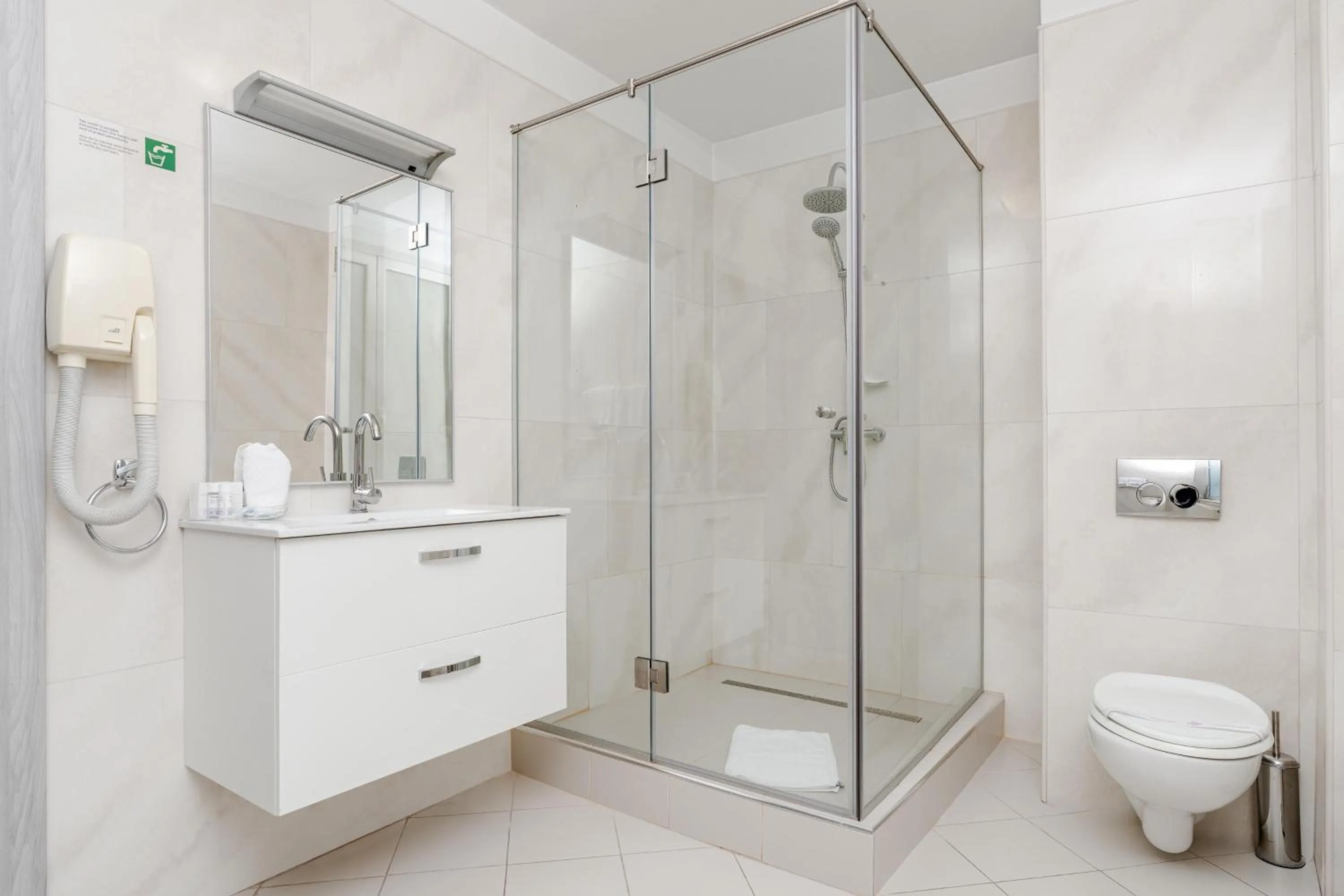 Shower in Hotel Minerva