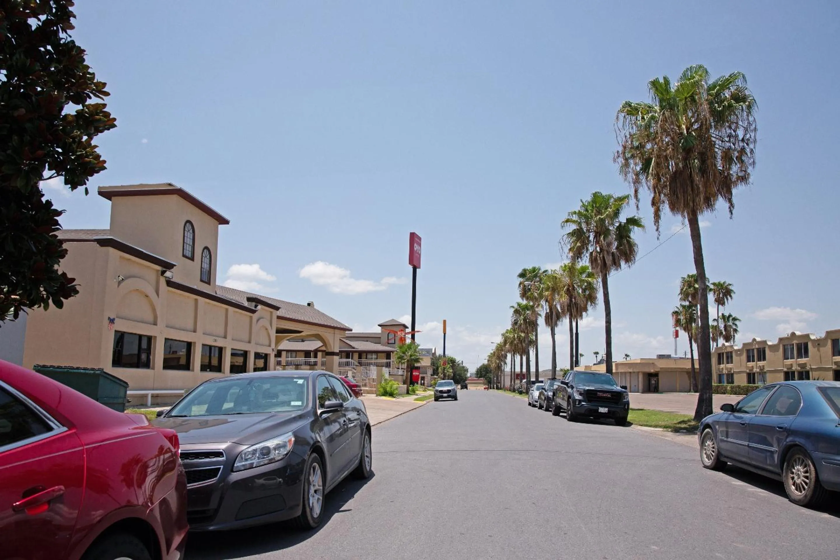 Facade/entrance in OYO Hotel McAllen Airport South