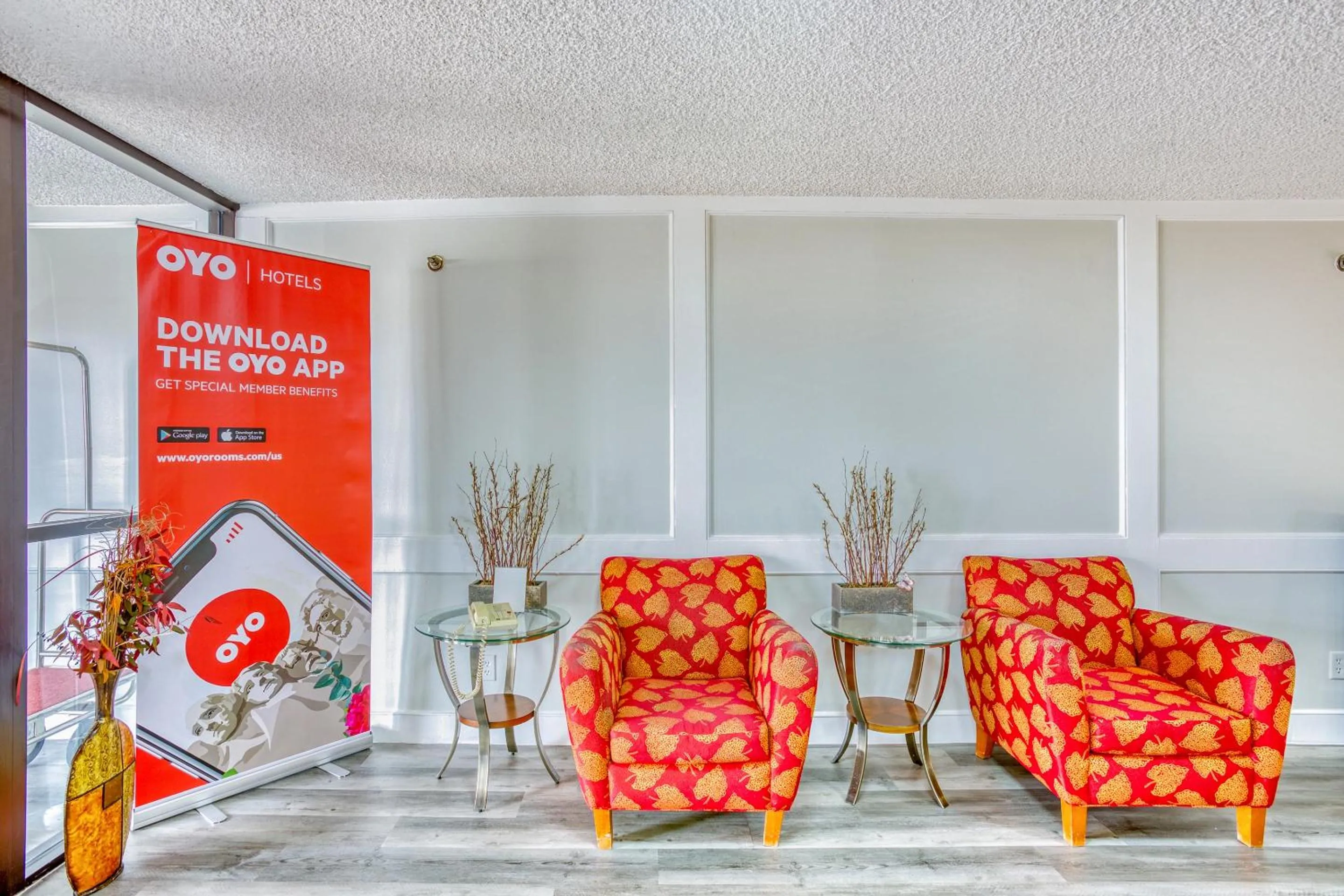Lobby or reception in OYO Townhouse Tulsa Woodland Hills