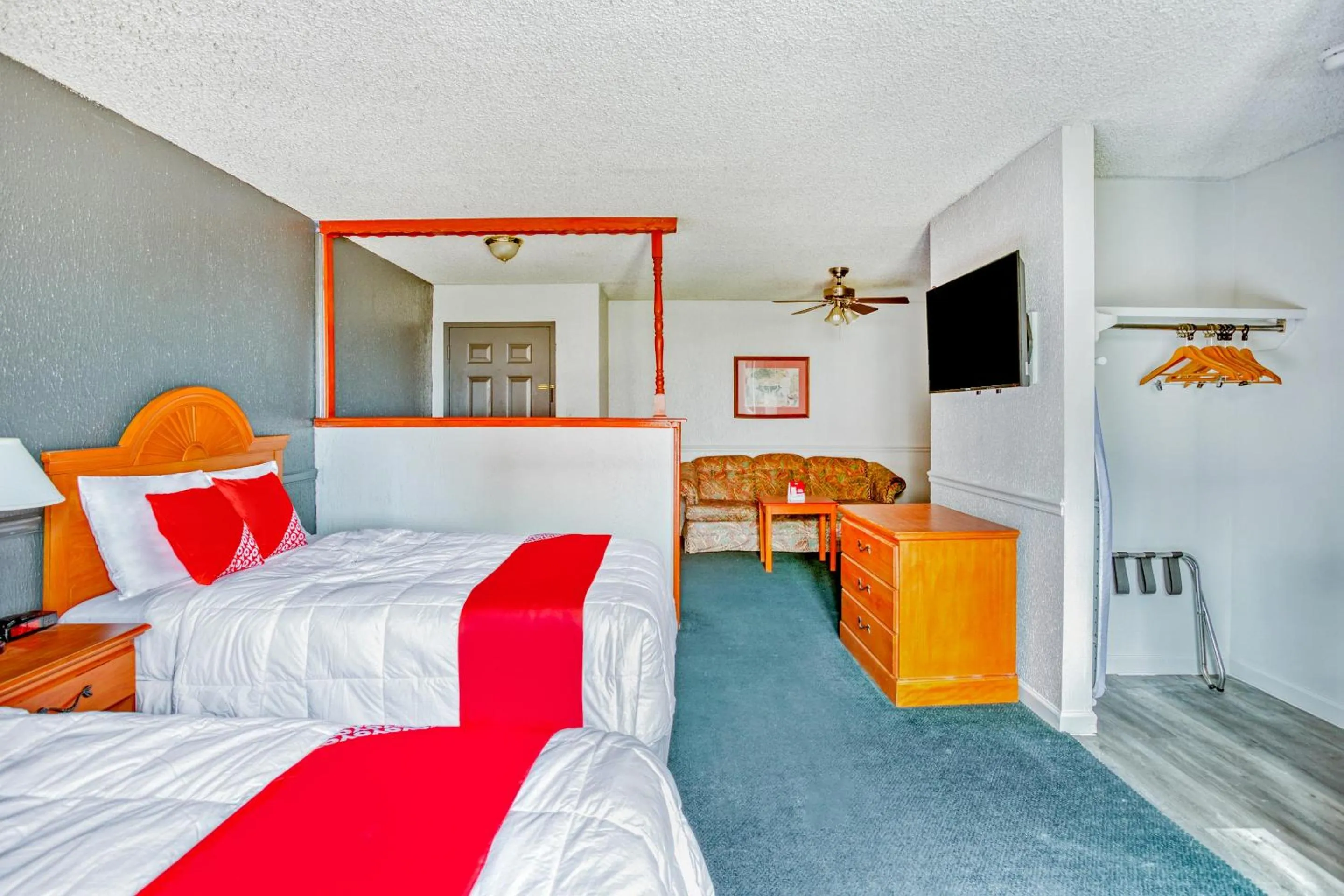 Bedroom, Bed in OYO Townhouse Tulsa Woodland Hills