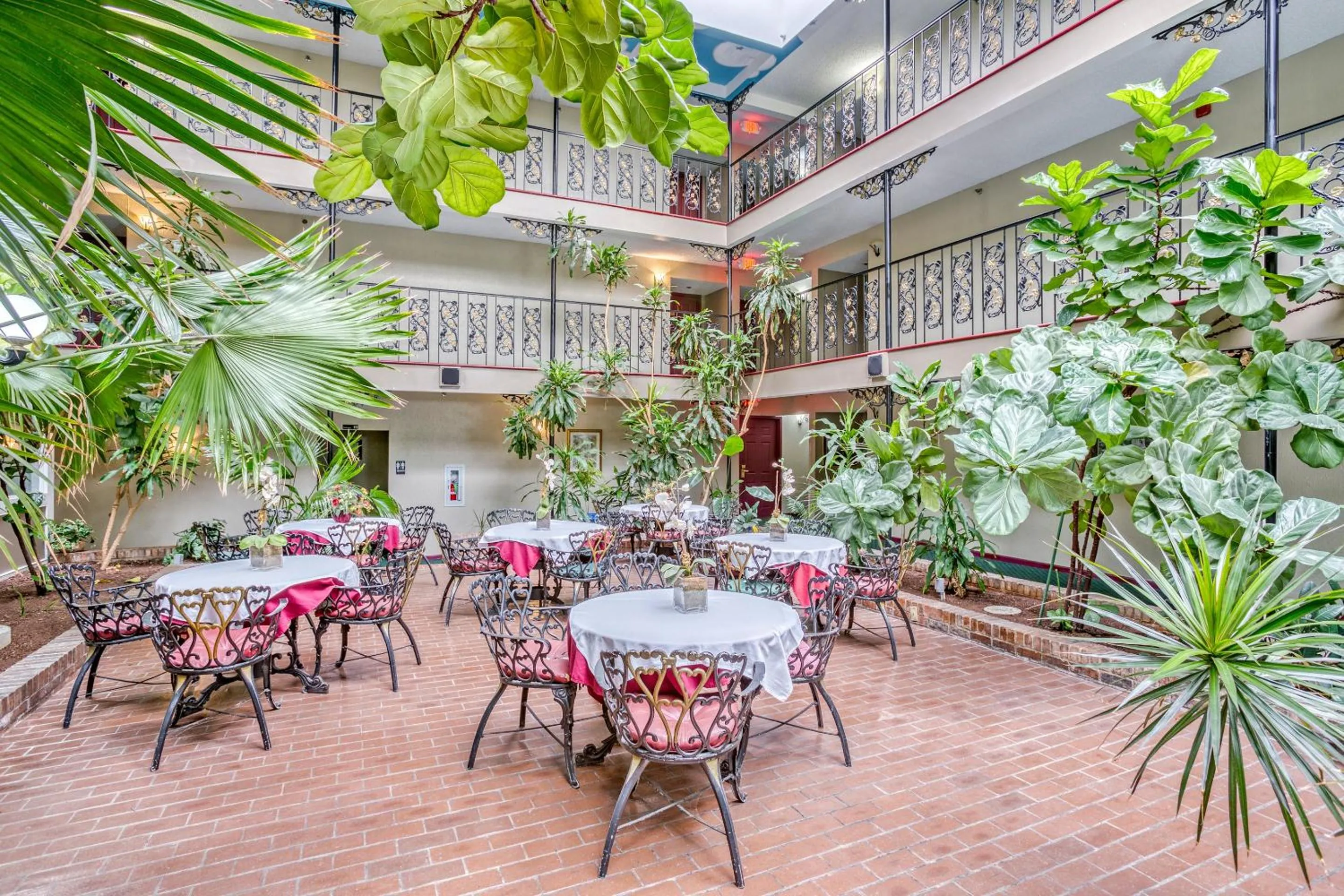 Restaurant/places to eat in OYO Townhouse Tulsa Woodland Hills