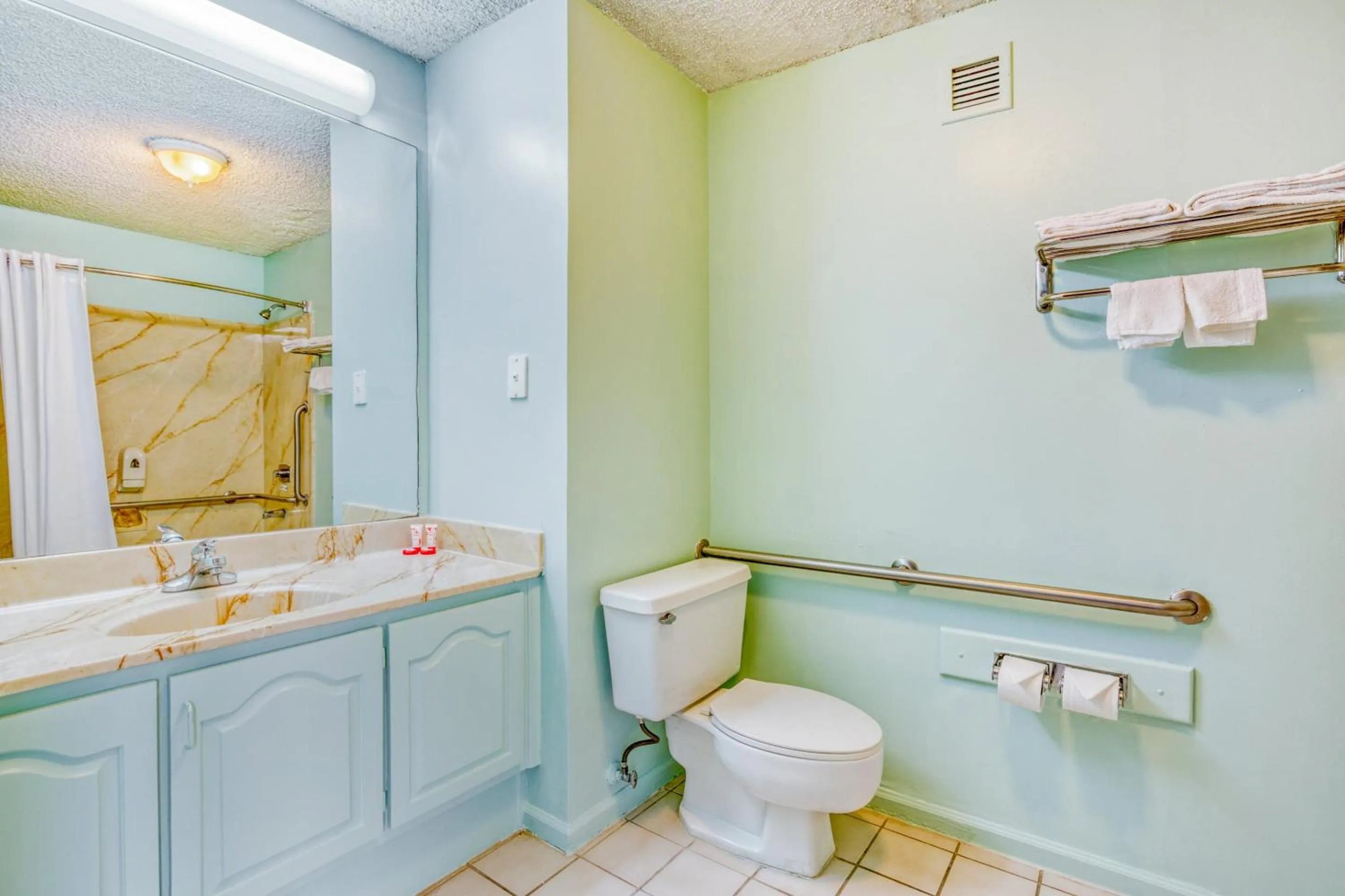 Bathroom in OYO Townhouse Tulsa Woodland Hills