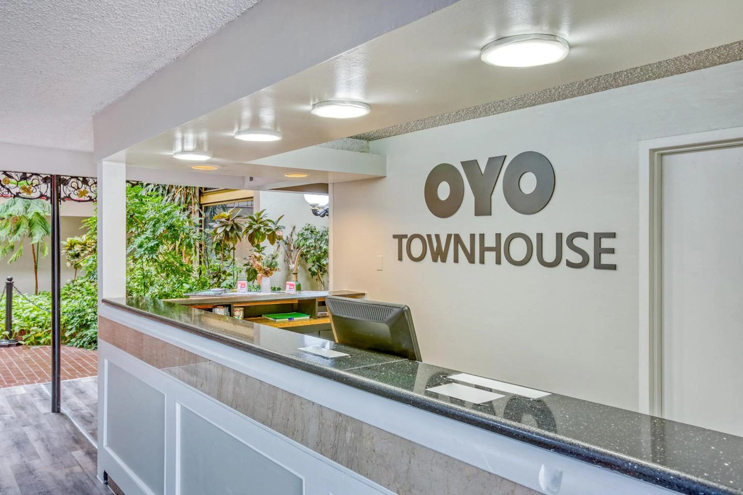 Lobby or reception in OYO Townhouse Tulsa Woodland Hills