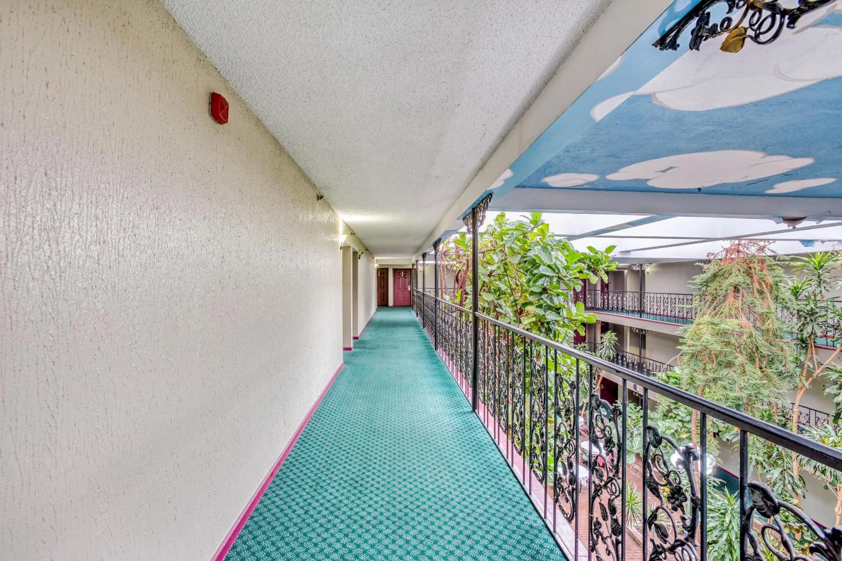 Balcony/Terrace in OYO Townhouse Tulsa Woodland Hills