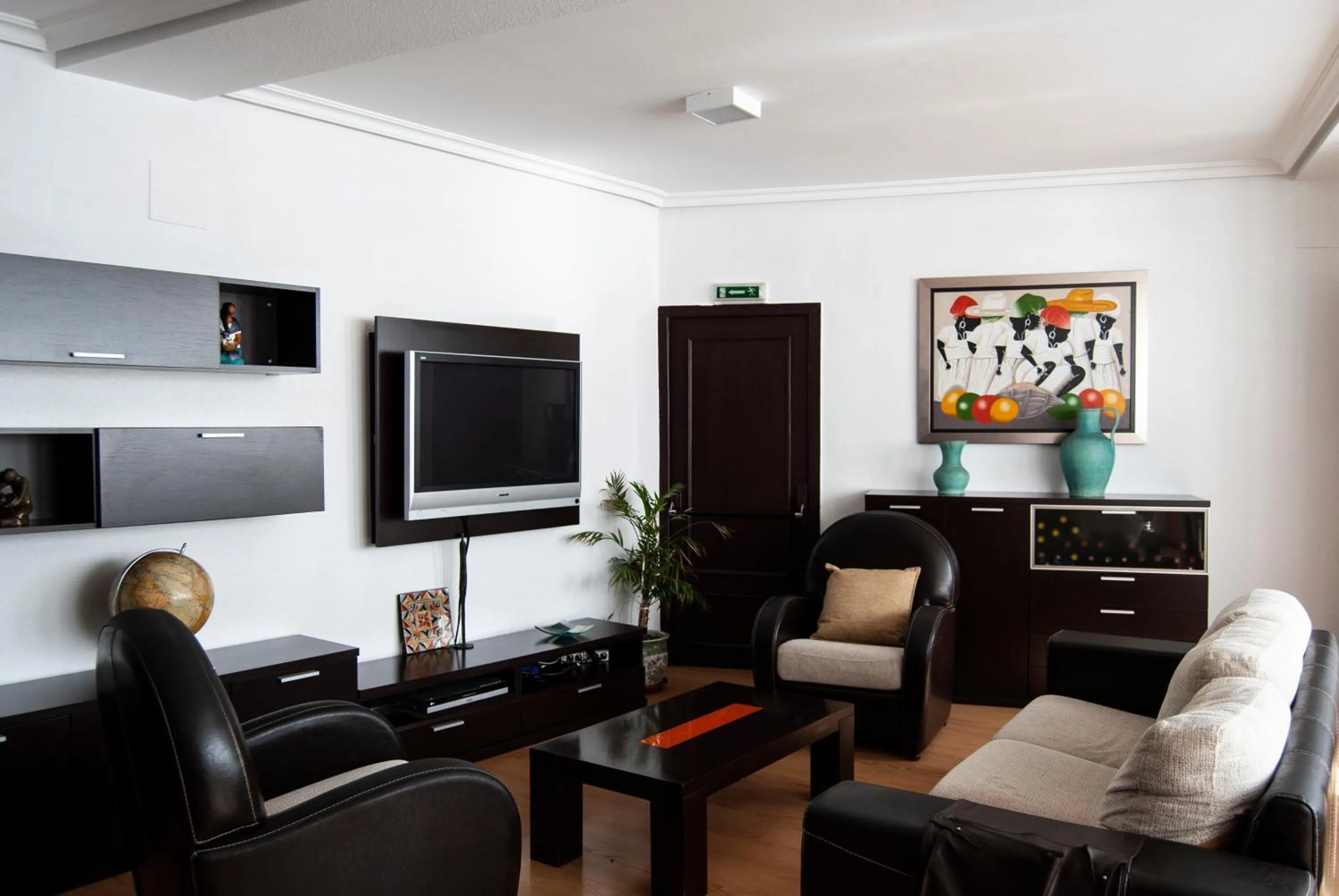 Communal lounge/ TV room in Hotel Arrasate by gaiarooms
