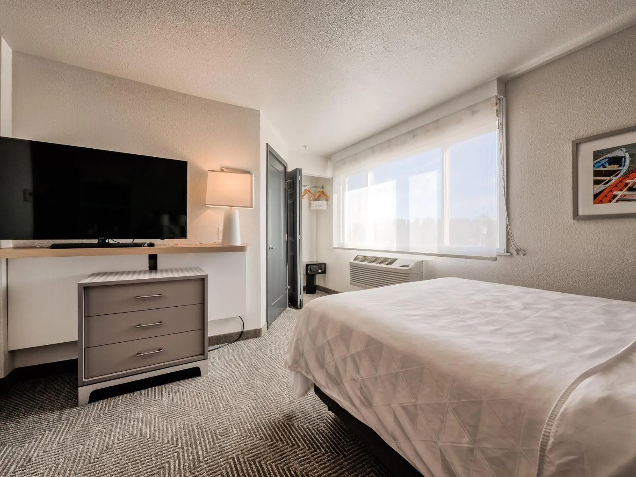 Photo of the whole room, Bed in Holiday Inn Tacoma Mall by IHG