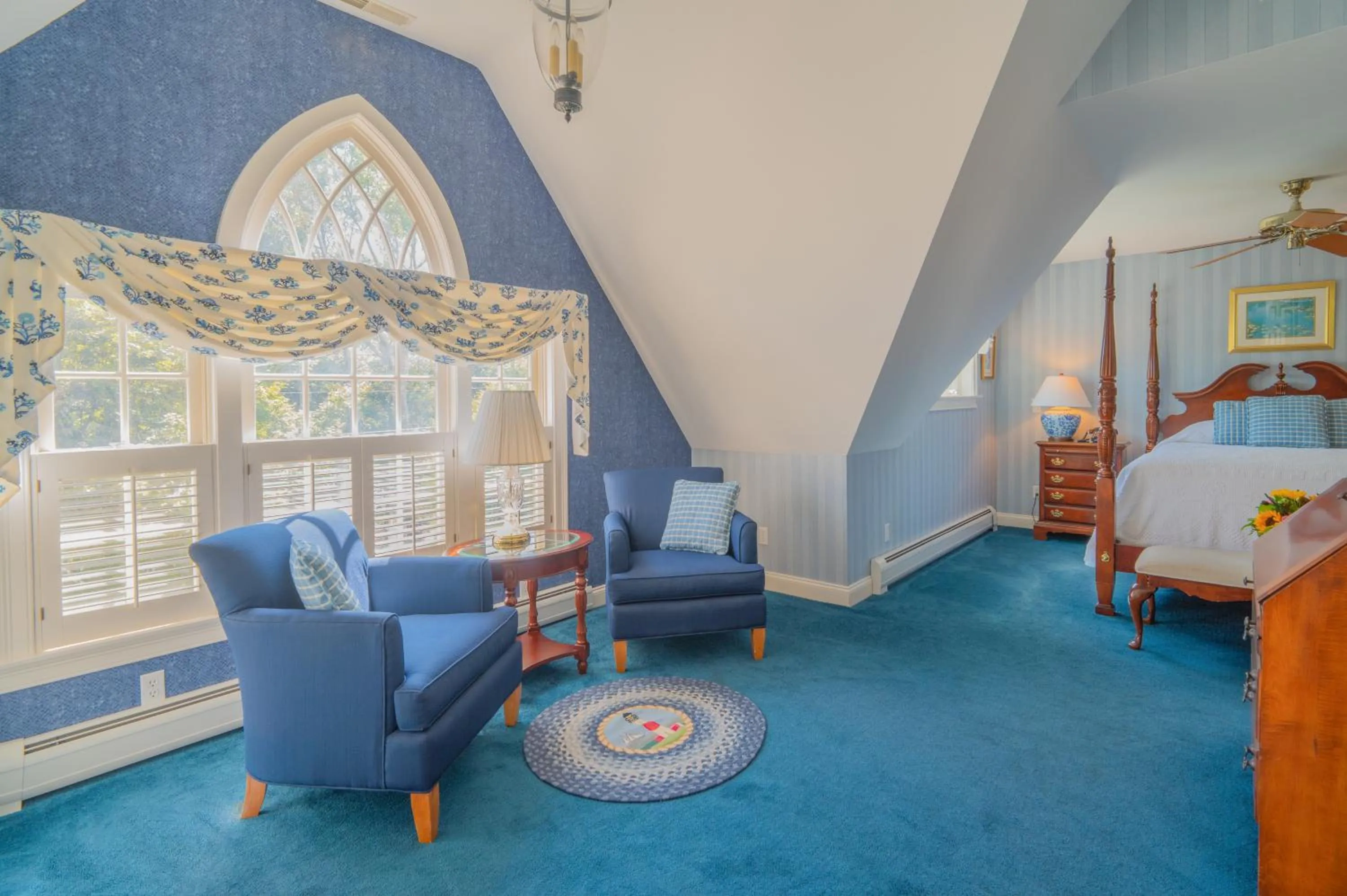 Seating area, Bed in The Winstead Inn