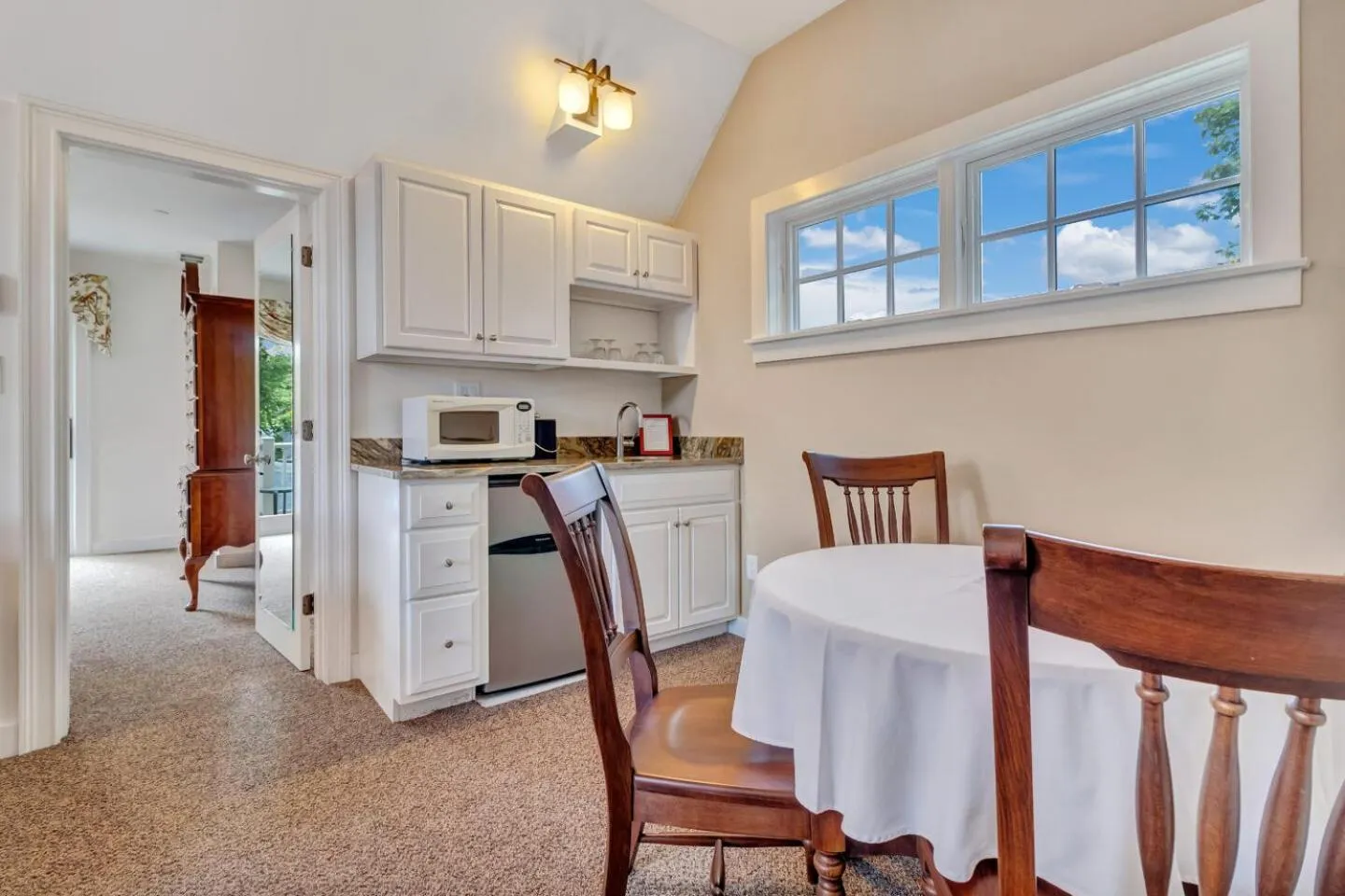 Kitchen or kitchenette in The Winstead Inn