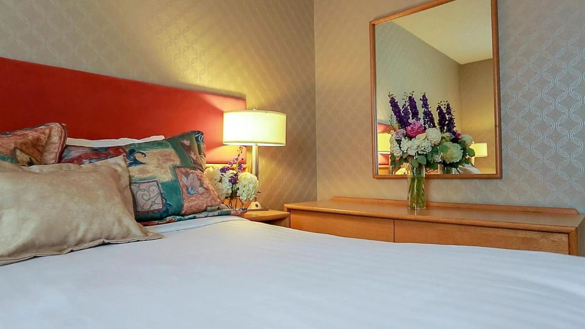 Bedroom, Bed in Cartier Place Suite Hotel