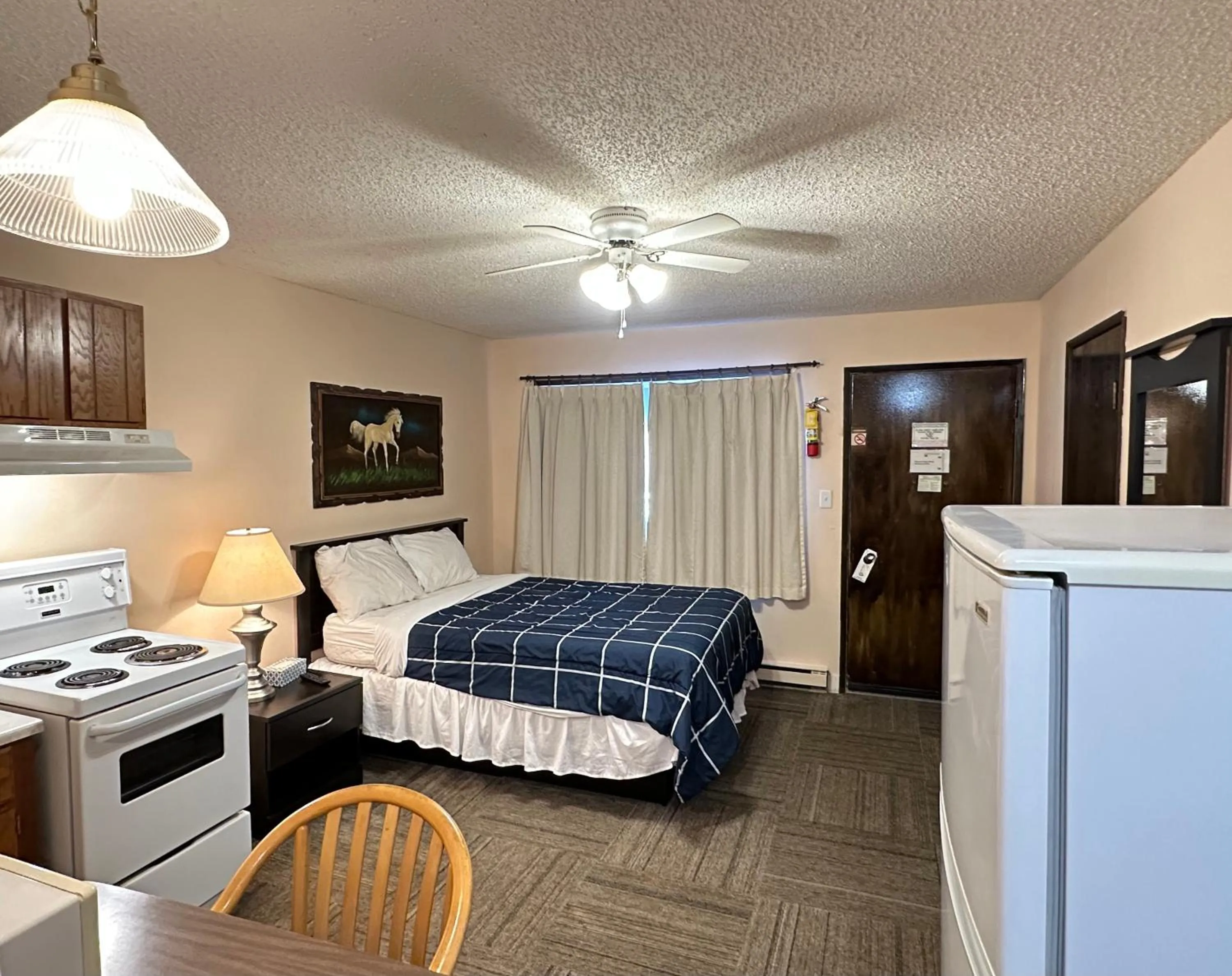 kitchen, Bed in Pleasant Valley Motel Houston