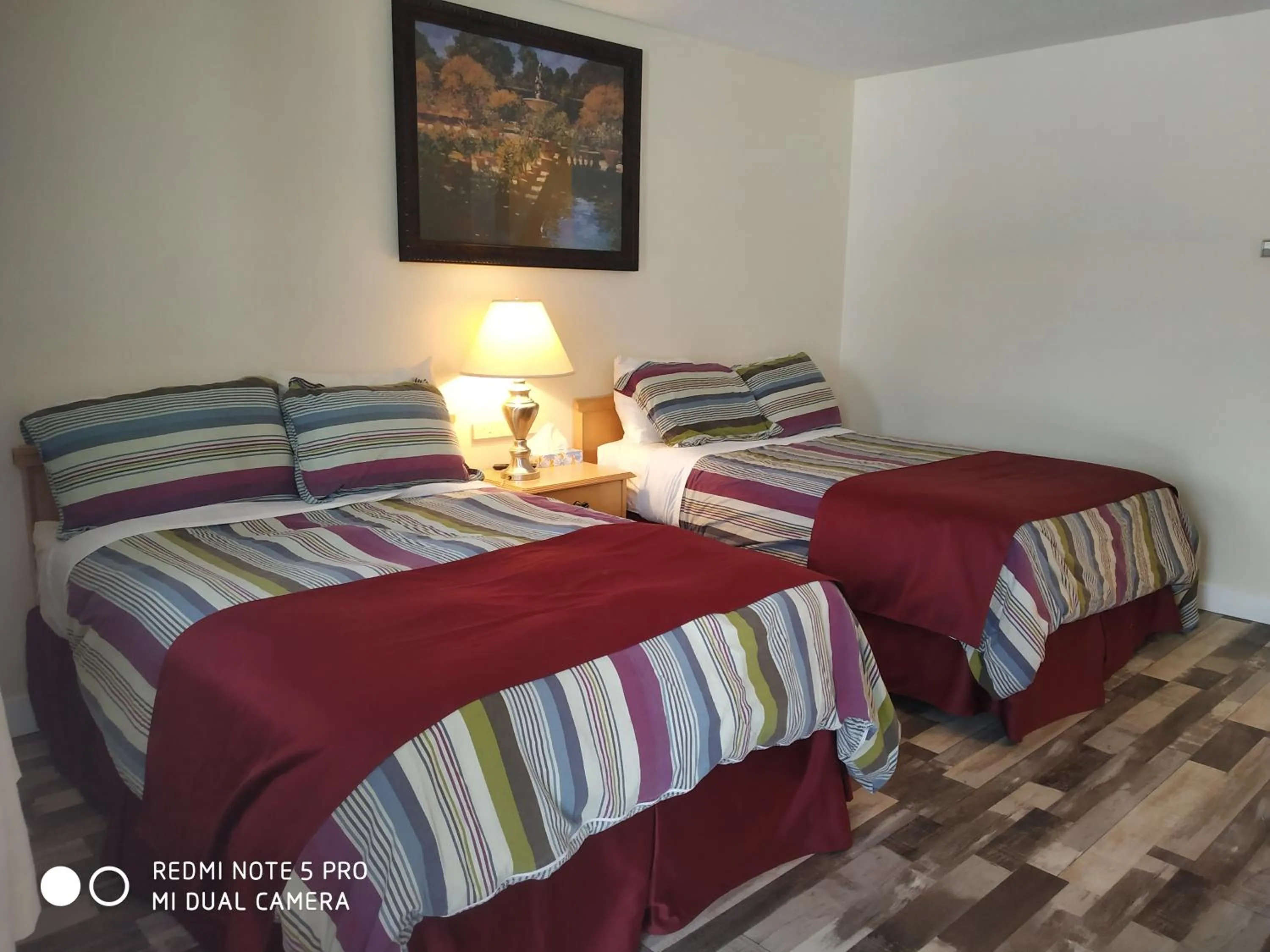 Bed in Pleasant Valley Motel Houston