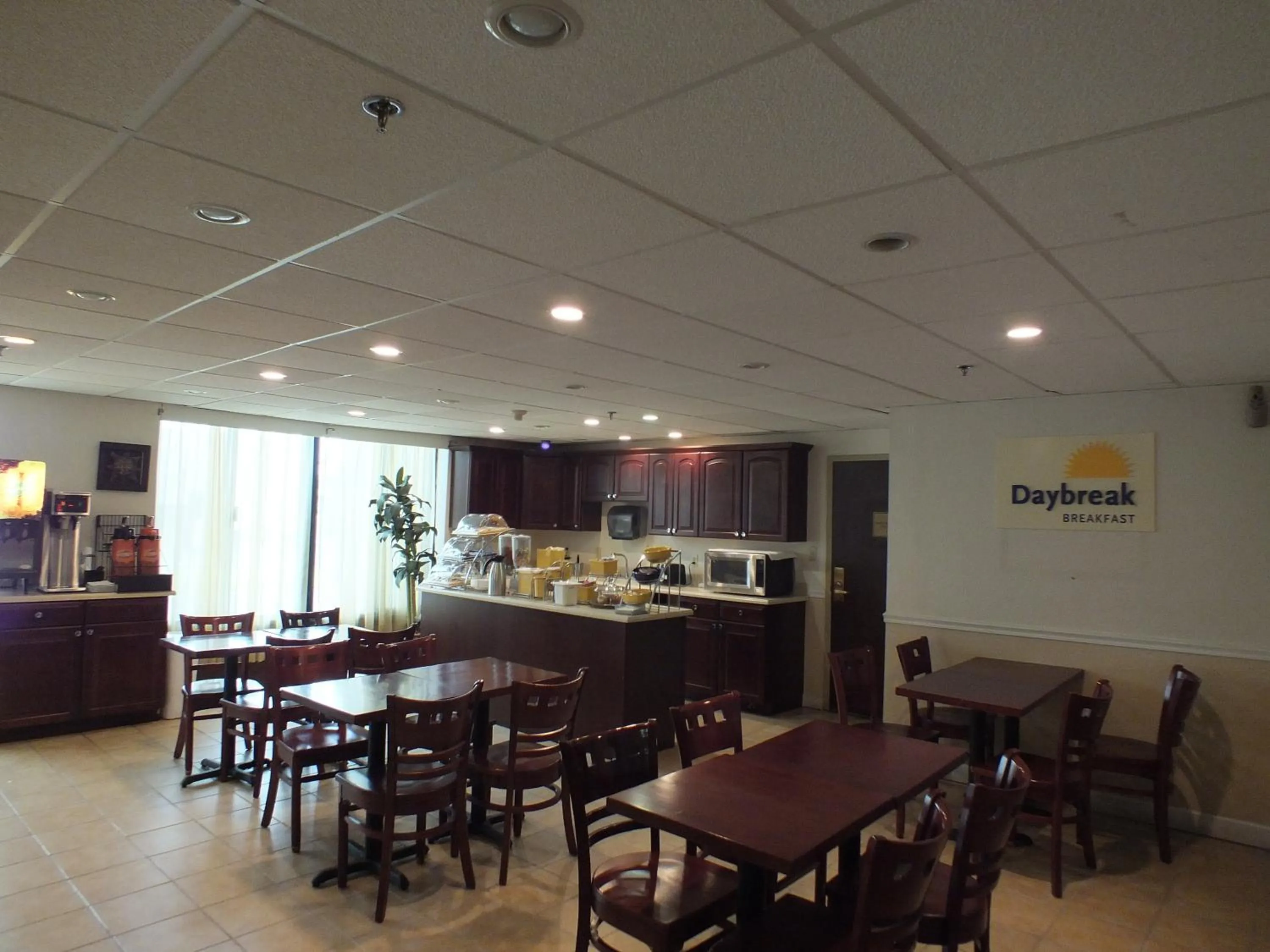 Restaurant/places to eat in Days Inn by Wyndham Indianapolis Northeast