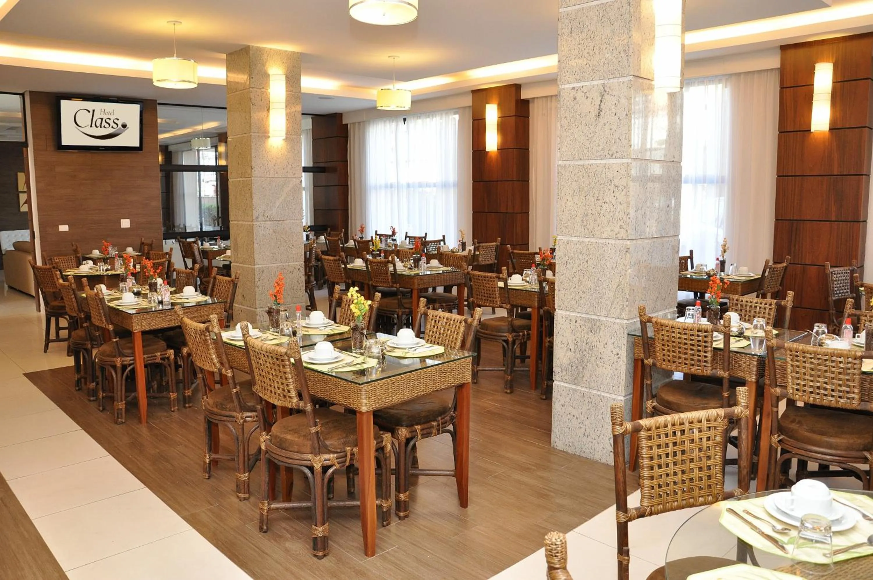 Restaurant/places to eat in Class Hotel Passos