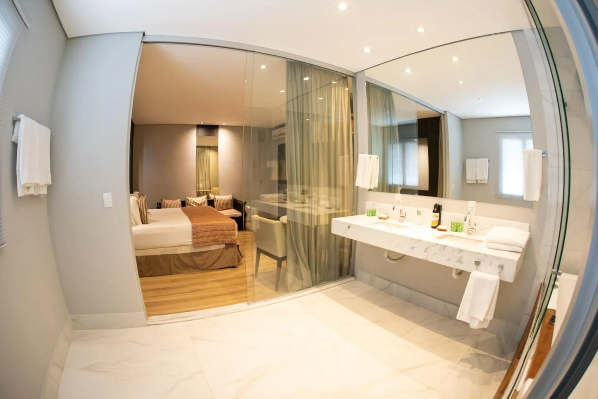 Bathroom, Bed in Class Hotel Passos