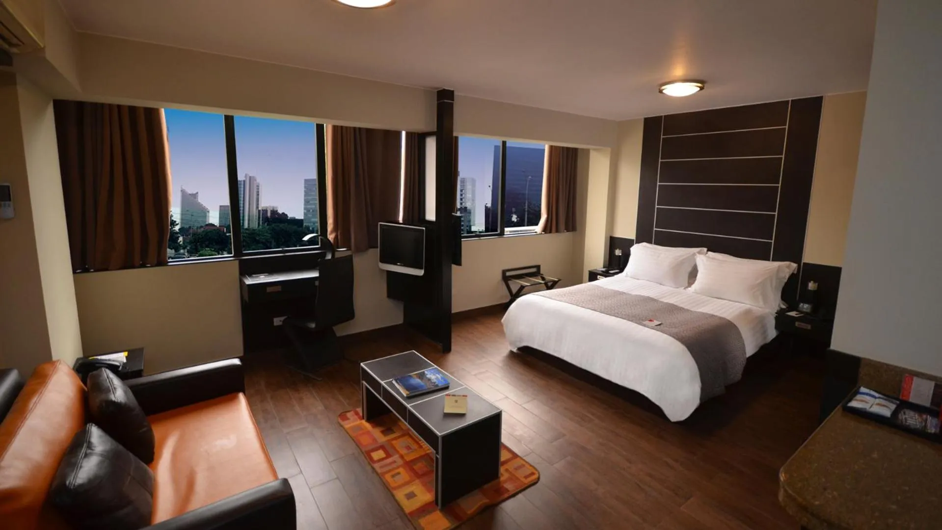 Photo of the whole room, Bed in qp Hotels Lima