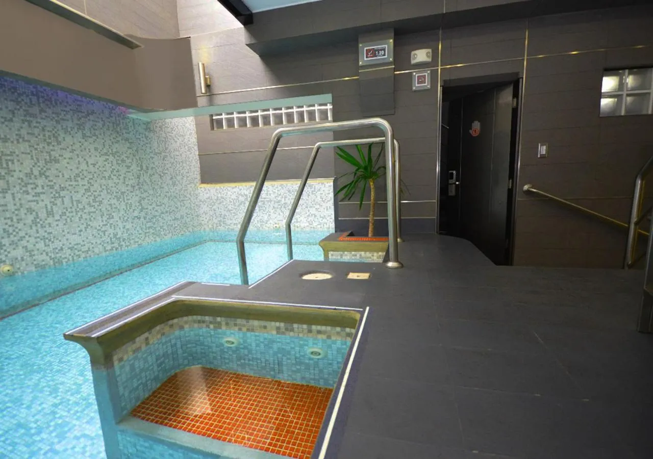 Swimming pool in qp Hotels Lima
