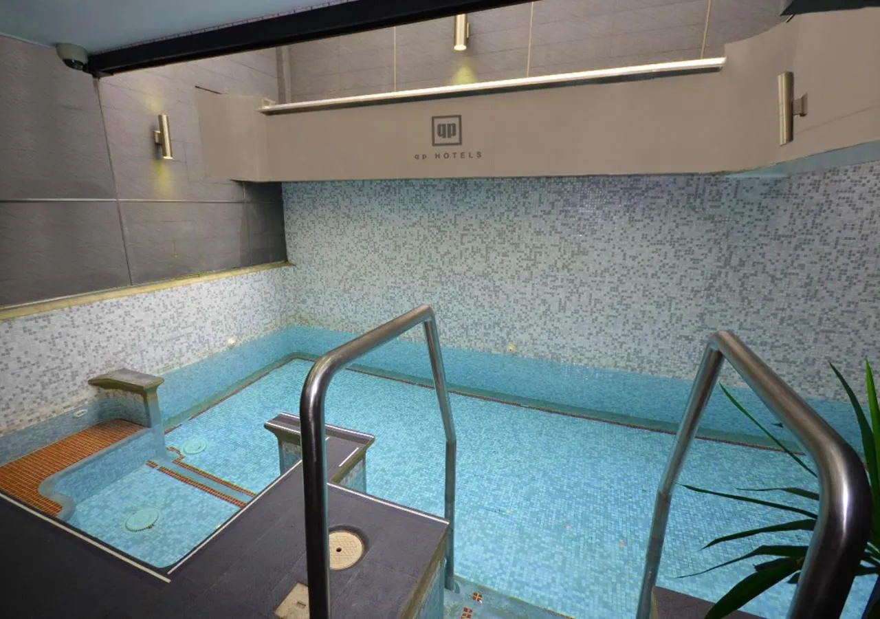 Swimming pool in qp Hotels Lima