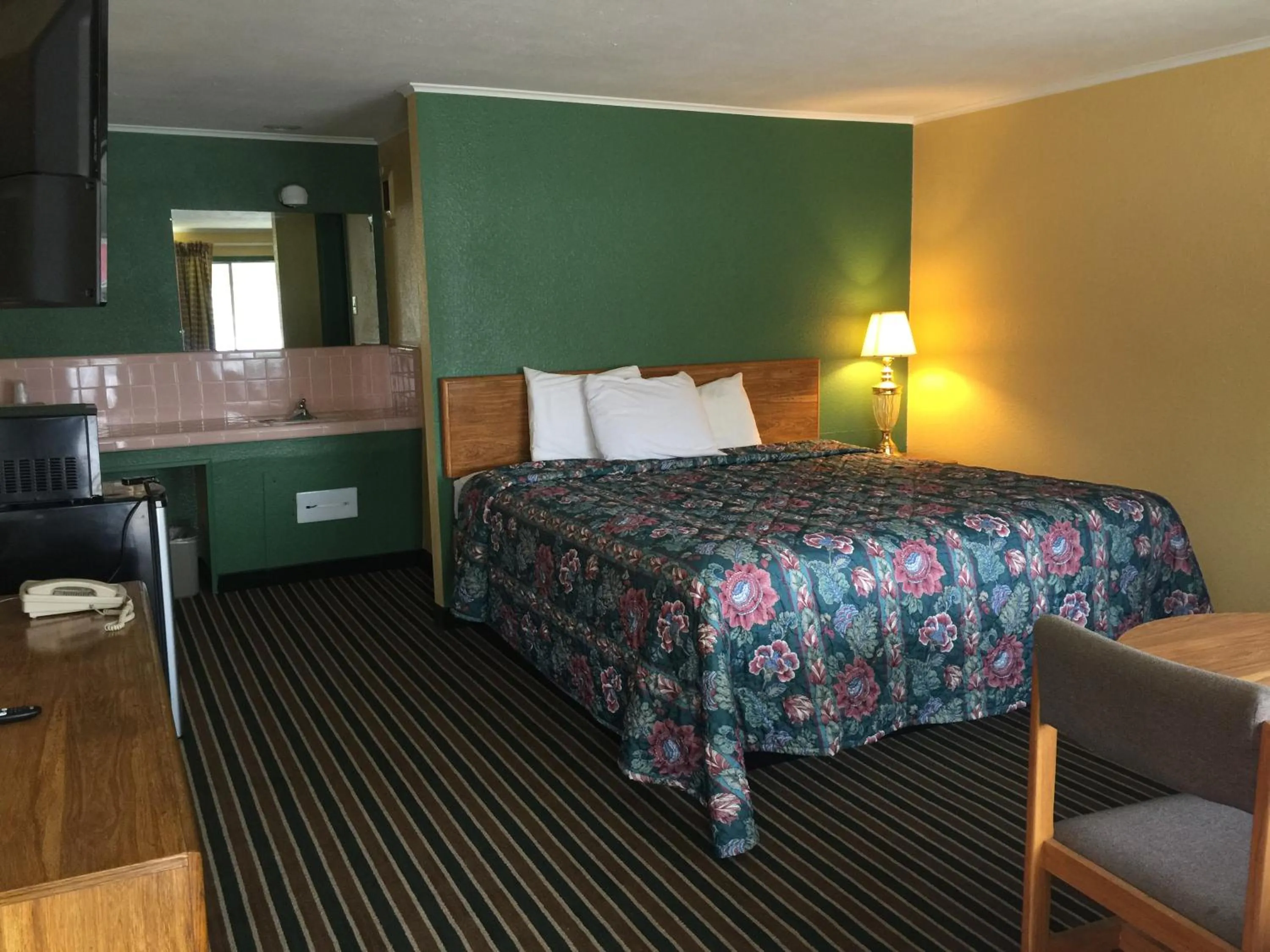 Photo of the whole room, Bed in Family Budget Inn Harrison