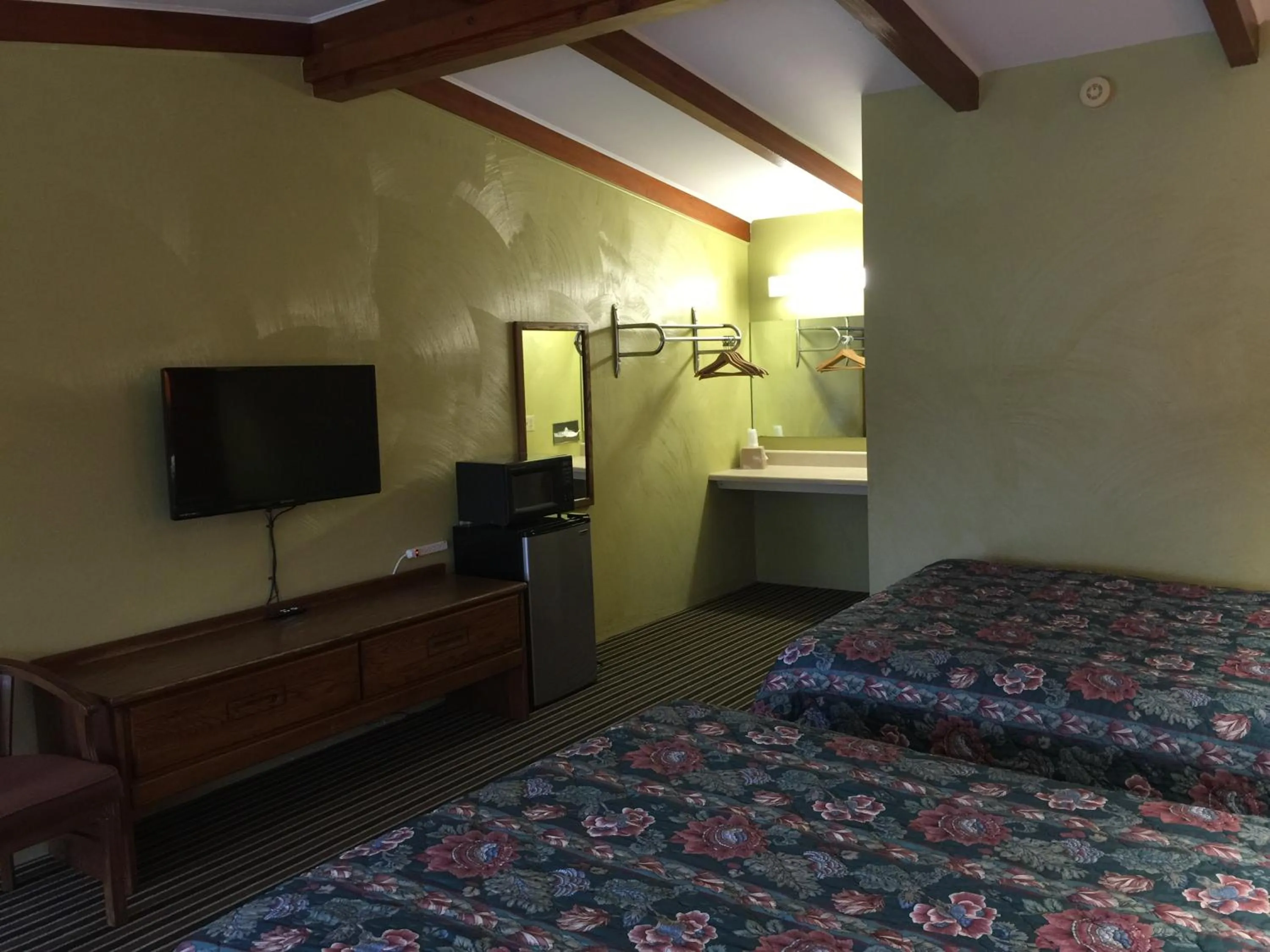 Photo of the whole room, Bed in Family Budget Inn Harrison