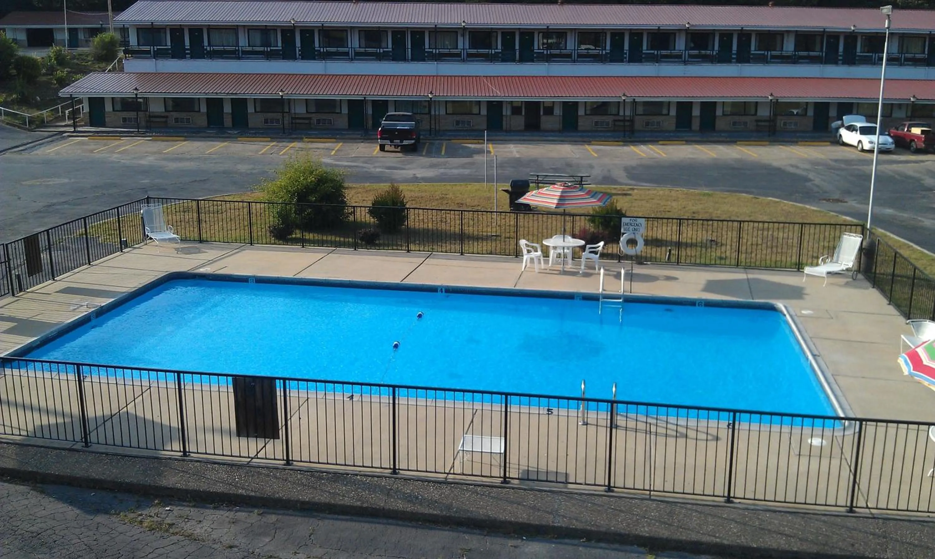 Swimming pool in Family Budget Inn Harrison