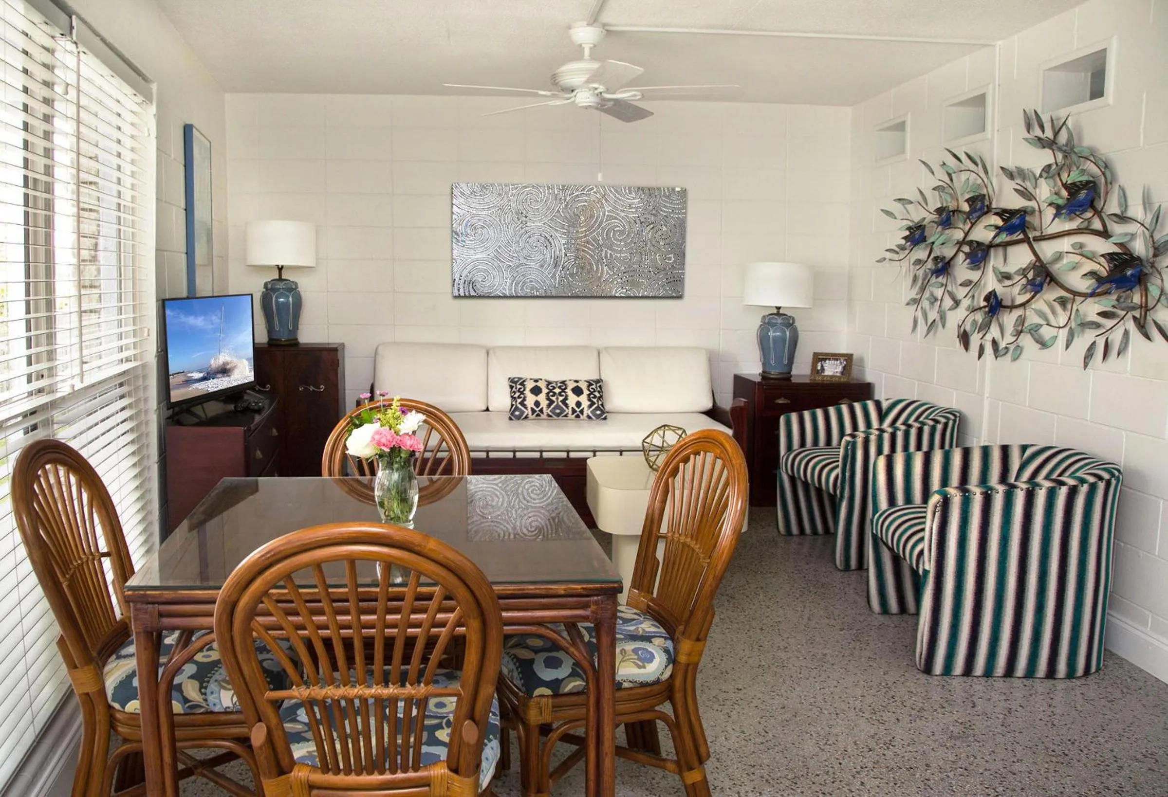 Dining area in South Beach Place - Vero Beach