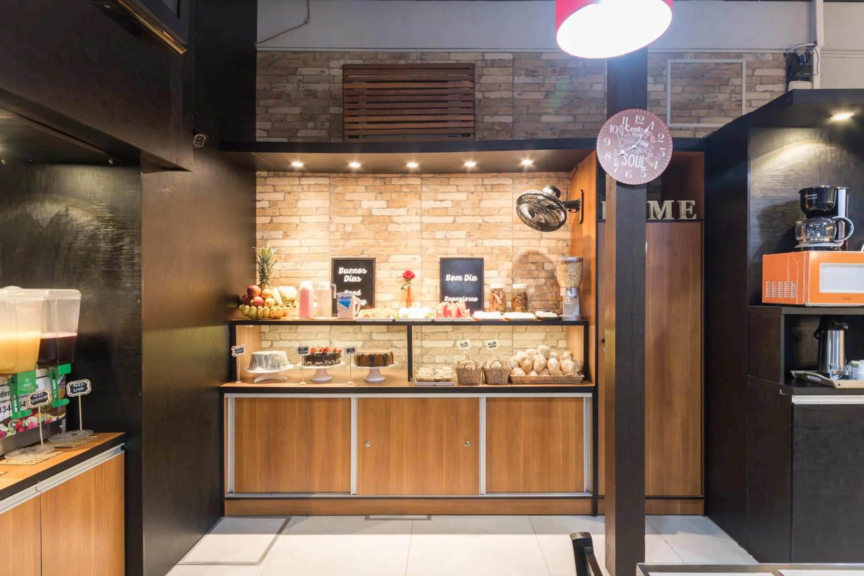 Buffet breakfast in Rezende Suítes