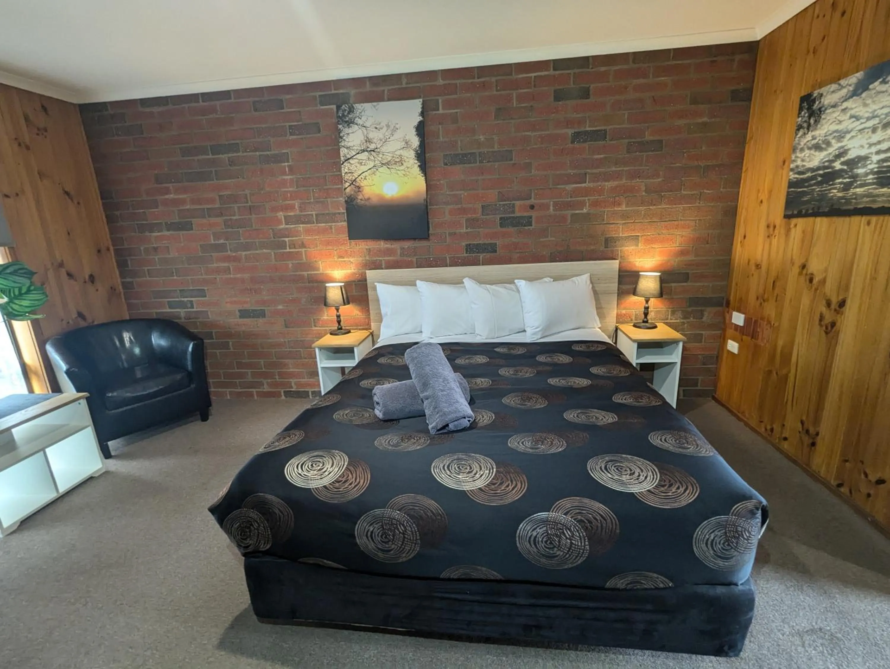 Bed in Kyabram Country Motel