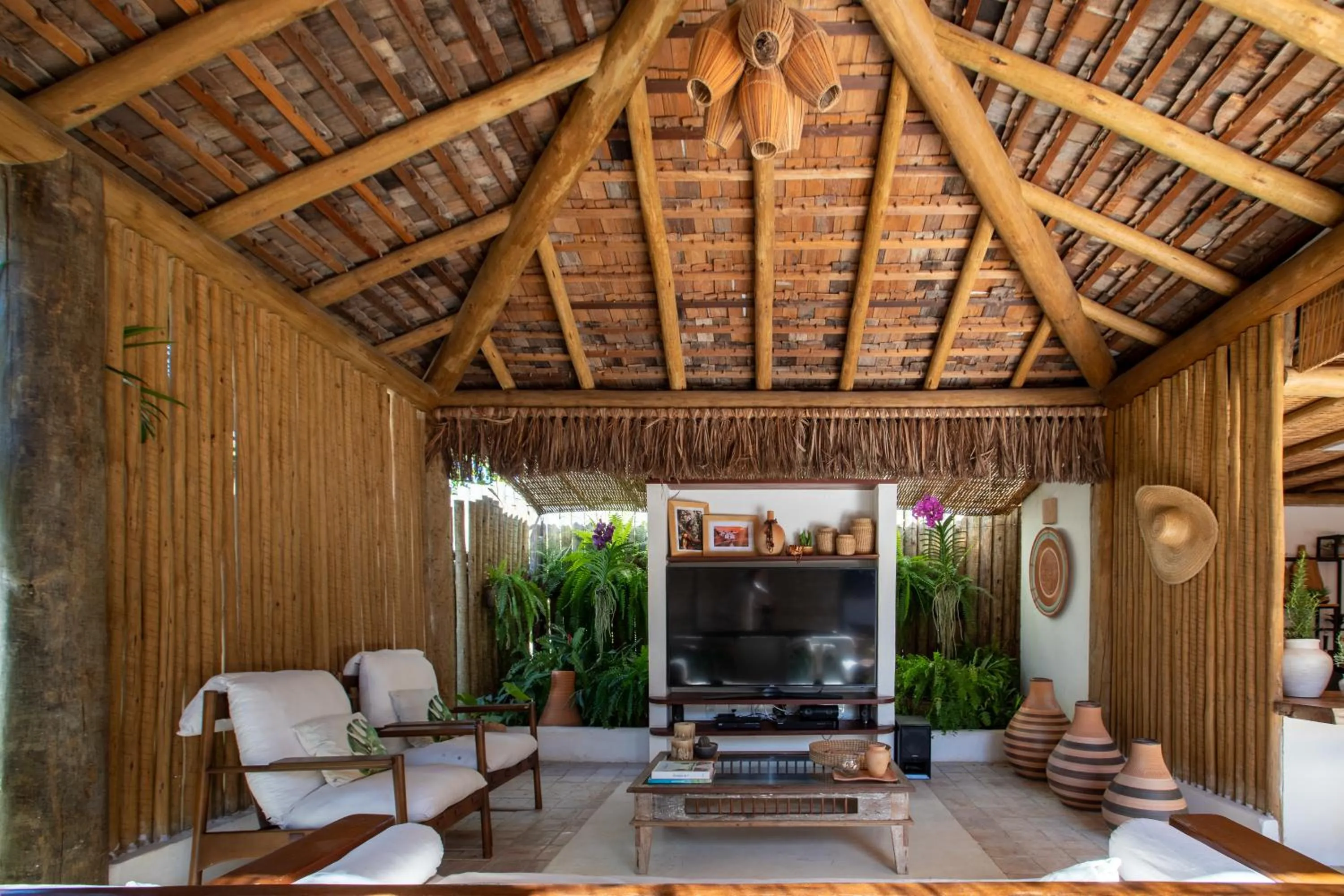 Communal lounge/ TV room in Casa e Pousada Alecrim