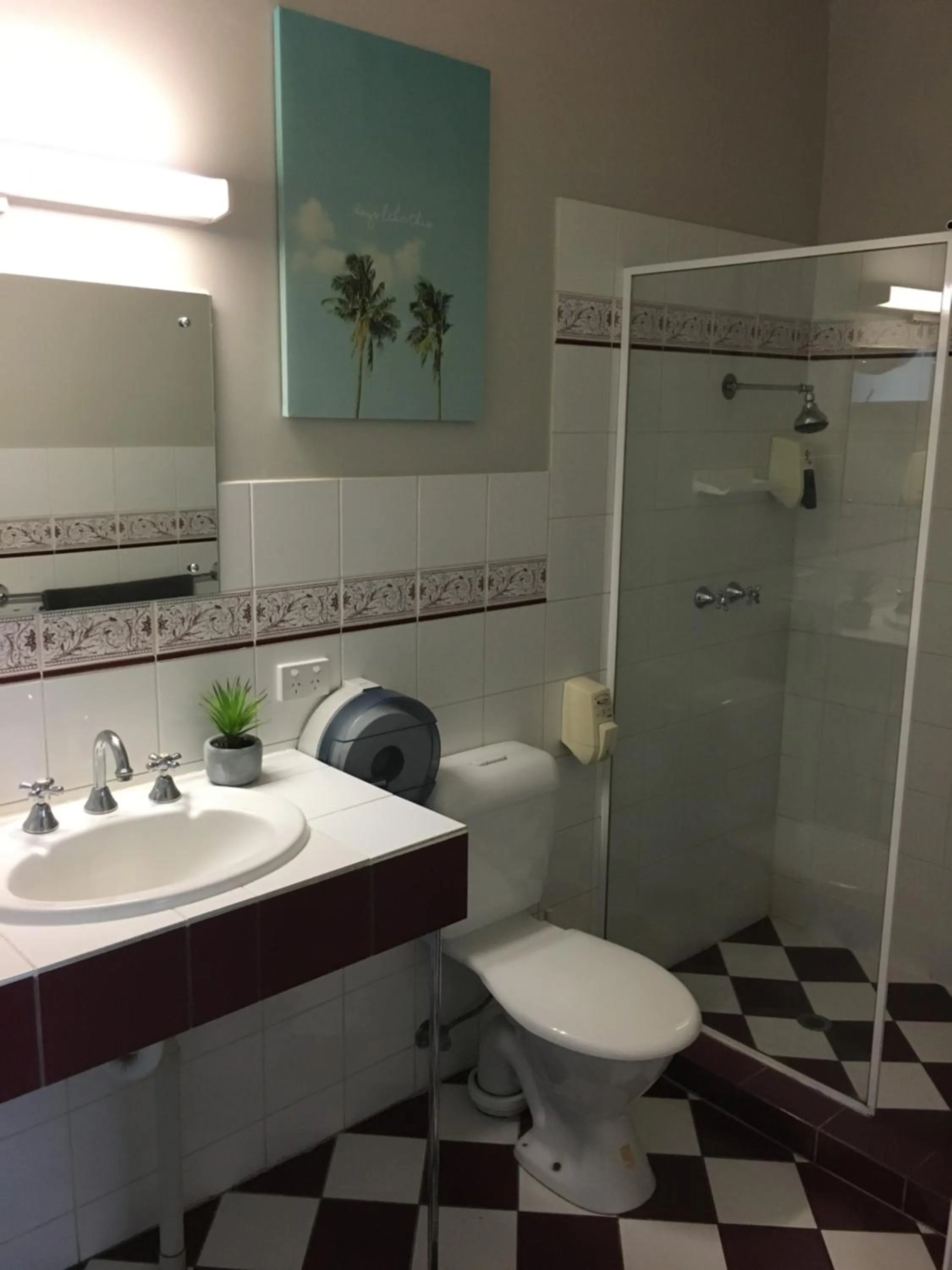 Bathroom in Hello Adelaide Motel and Apartments