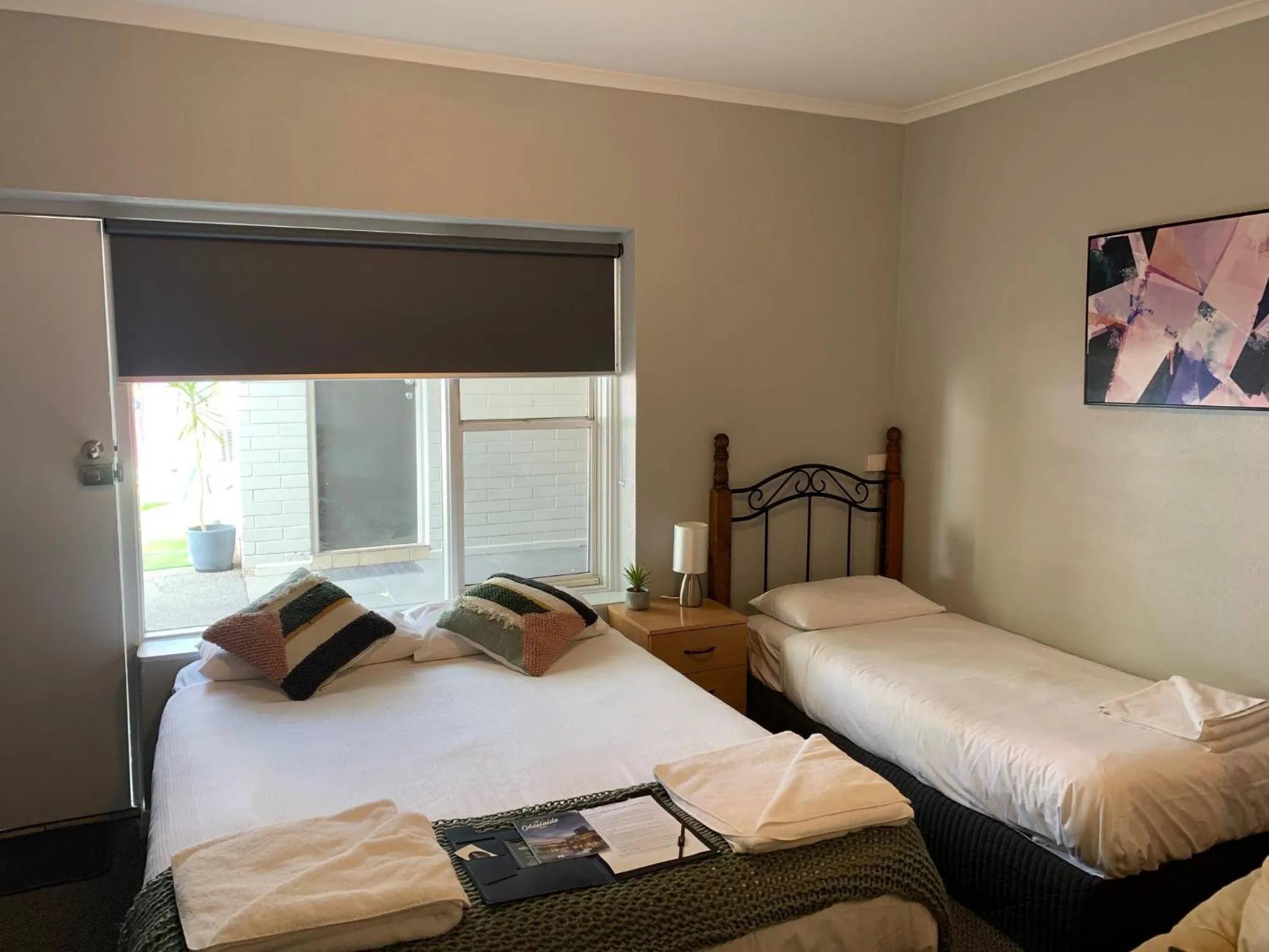 Bed in Hello Adelaide Motel and Apartments