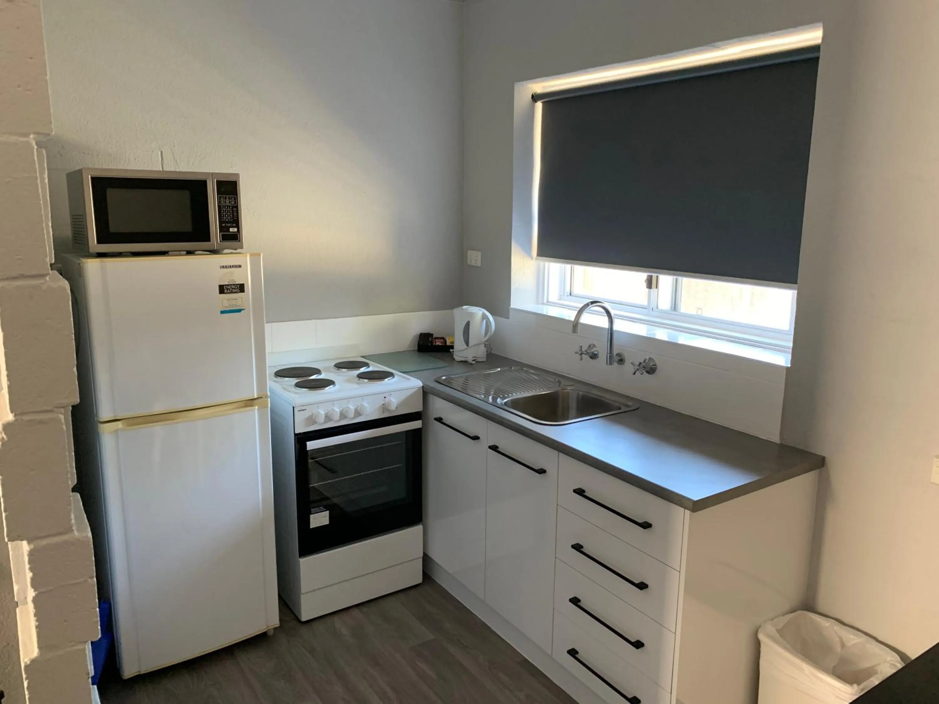 Kitchen or kitchenette in Hello Adelaide Motel and Apartments