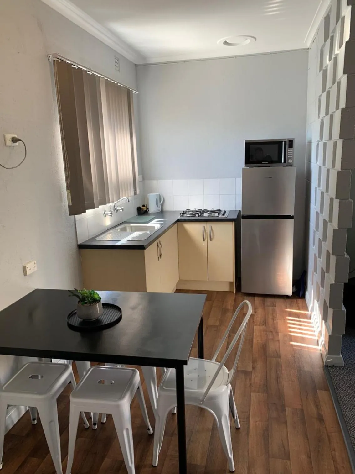 Kitchen or kitchenette in Hello Adelaide Motel and Apartments