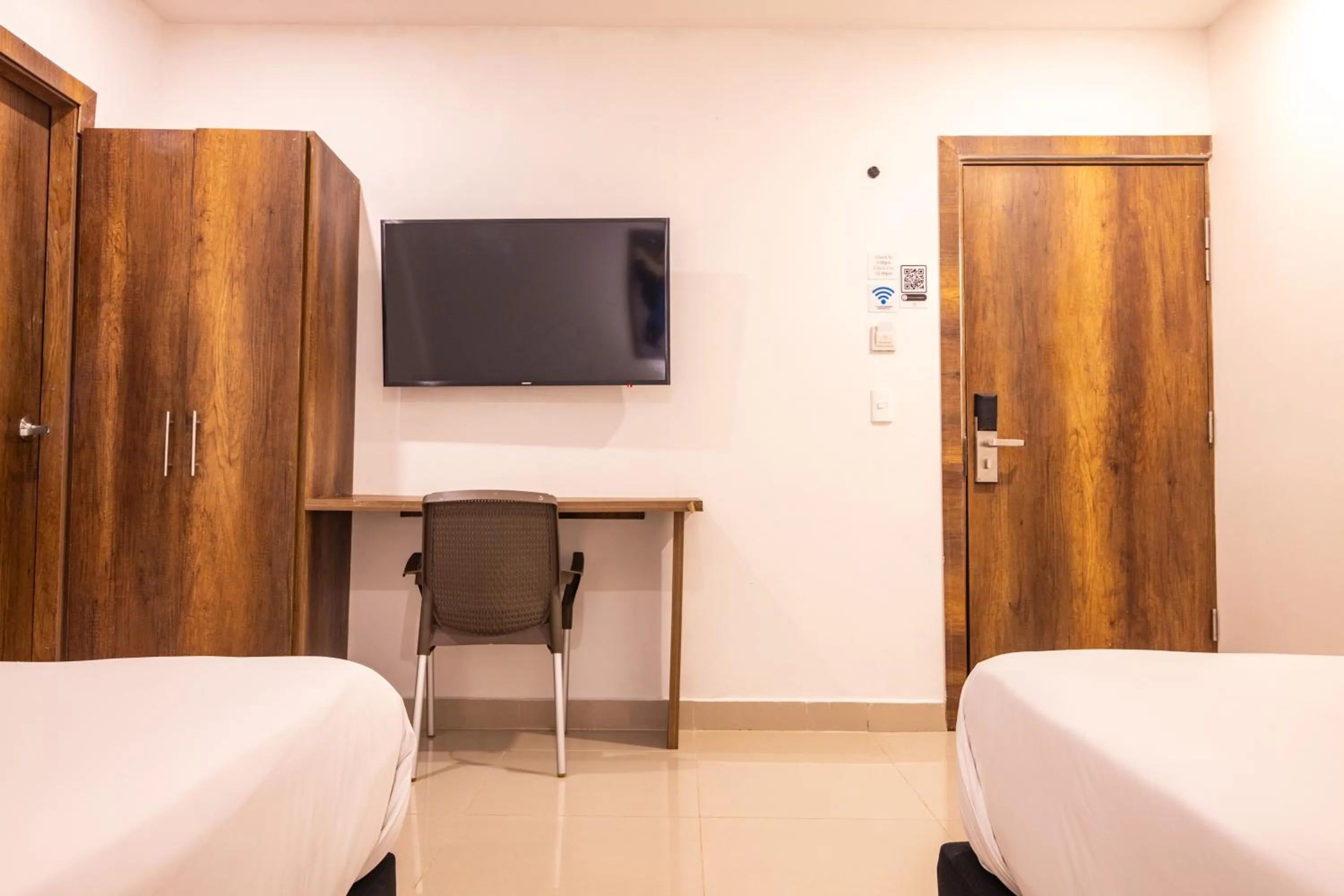 TV and multimedia, Bed in Hotel Amoek