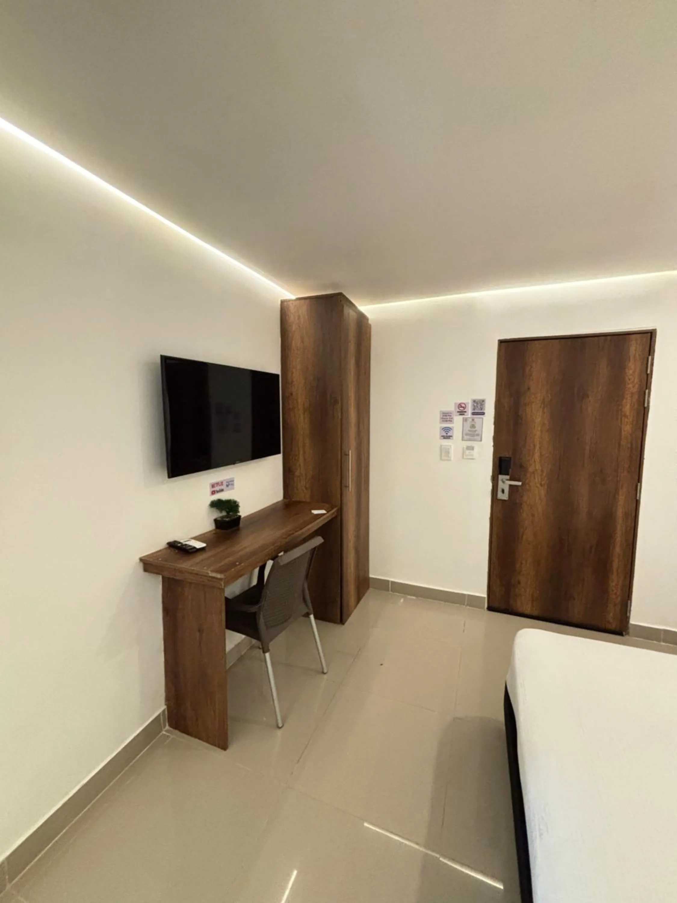 Communal lounge/ TV room in Hotel Amoek