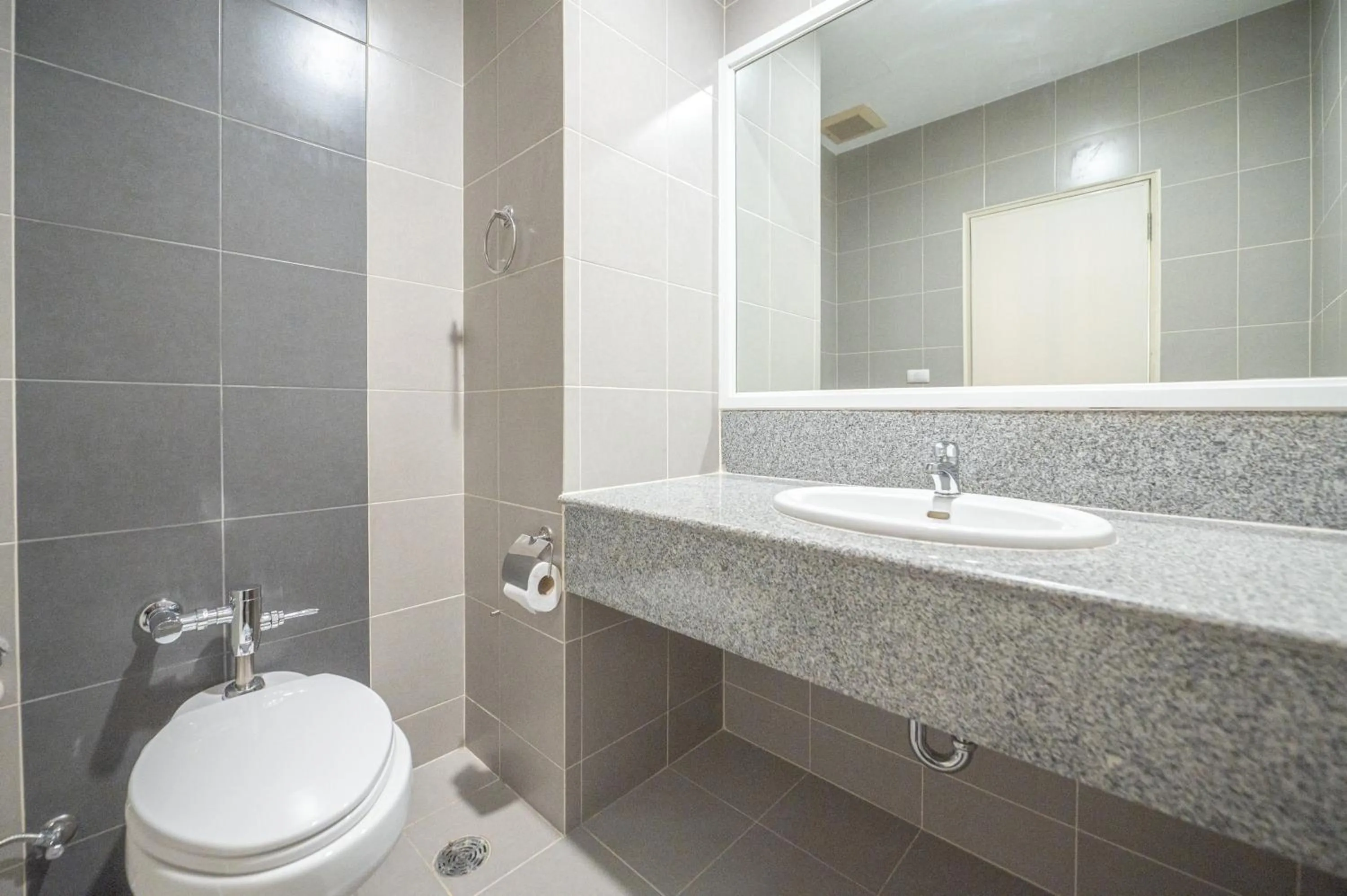 Toilet in Eco Hotel by Thammasat