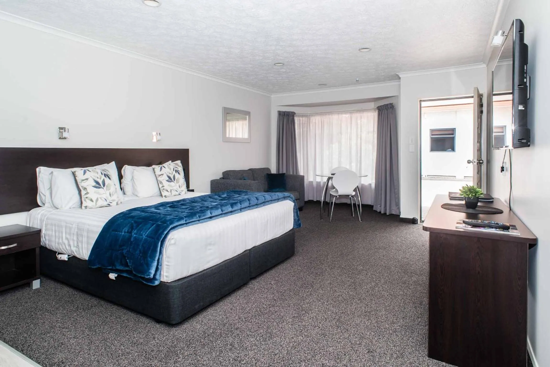 Bed in White Heron Motor Lodge