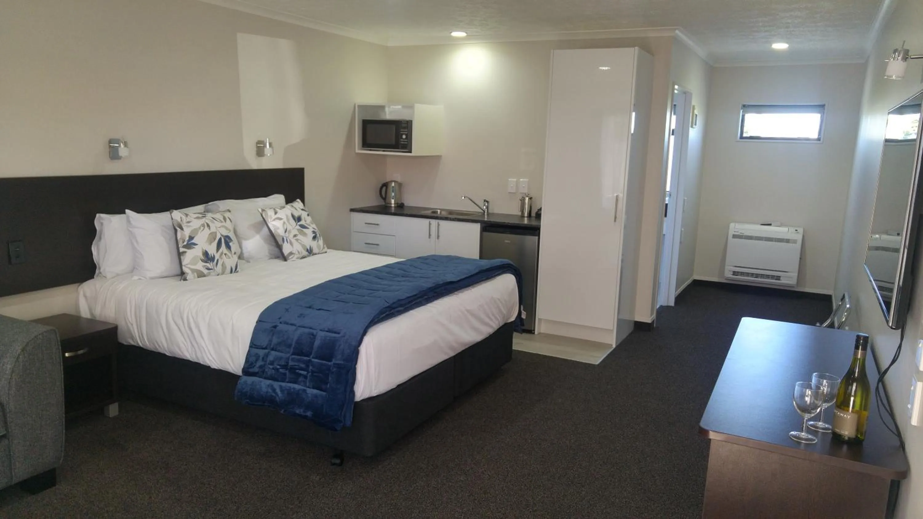 Property building, Bed in White Heron Motor Lodge