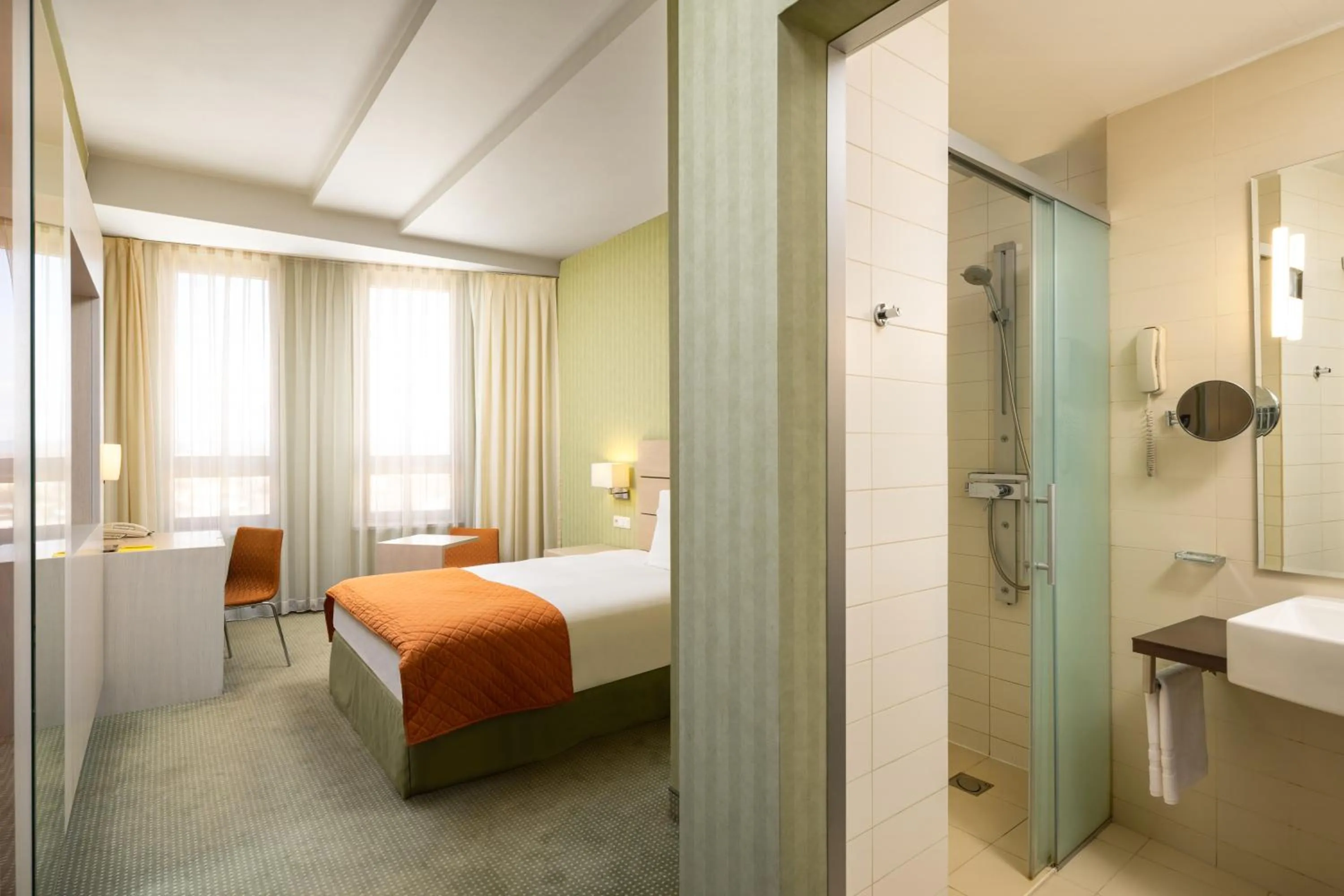 Bathroom, Bed in Hotel Golden Tulip Ana Tower Sibiu