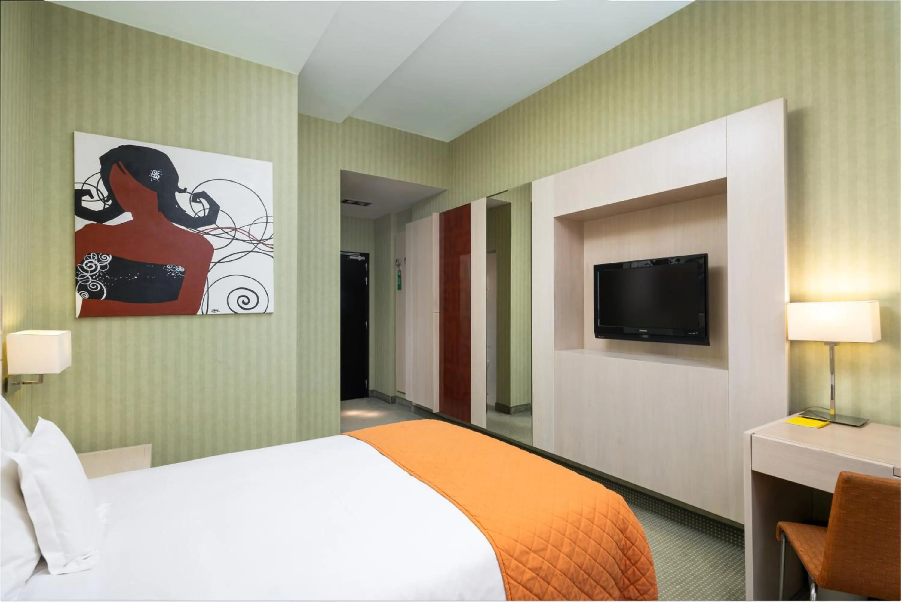 Bedroom, Bed in Hotel Golden Tulip Ana Tower Sibiu