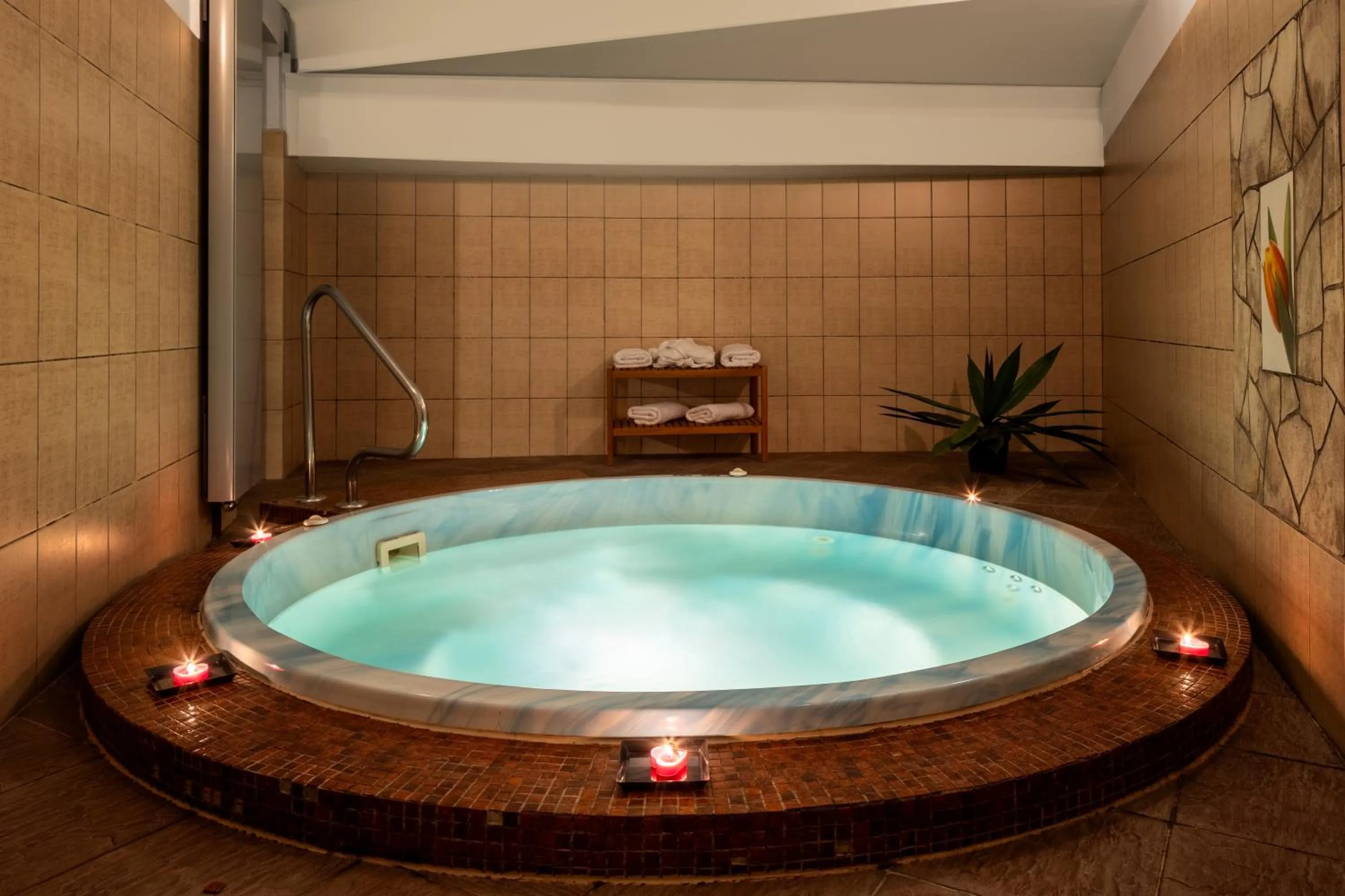 Hot Spring Bath in Hotel Golden Tulip Ana Tower Sibiu