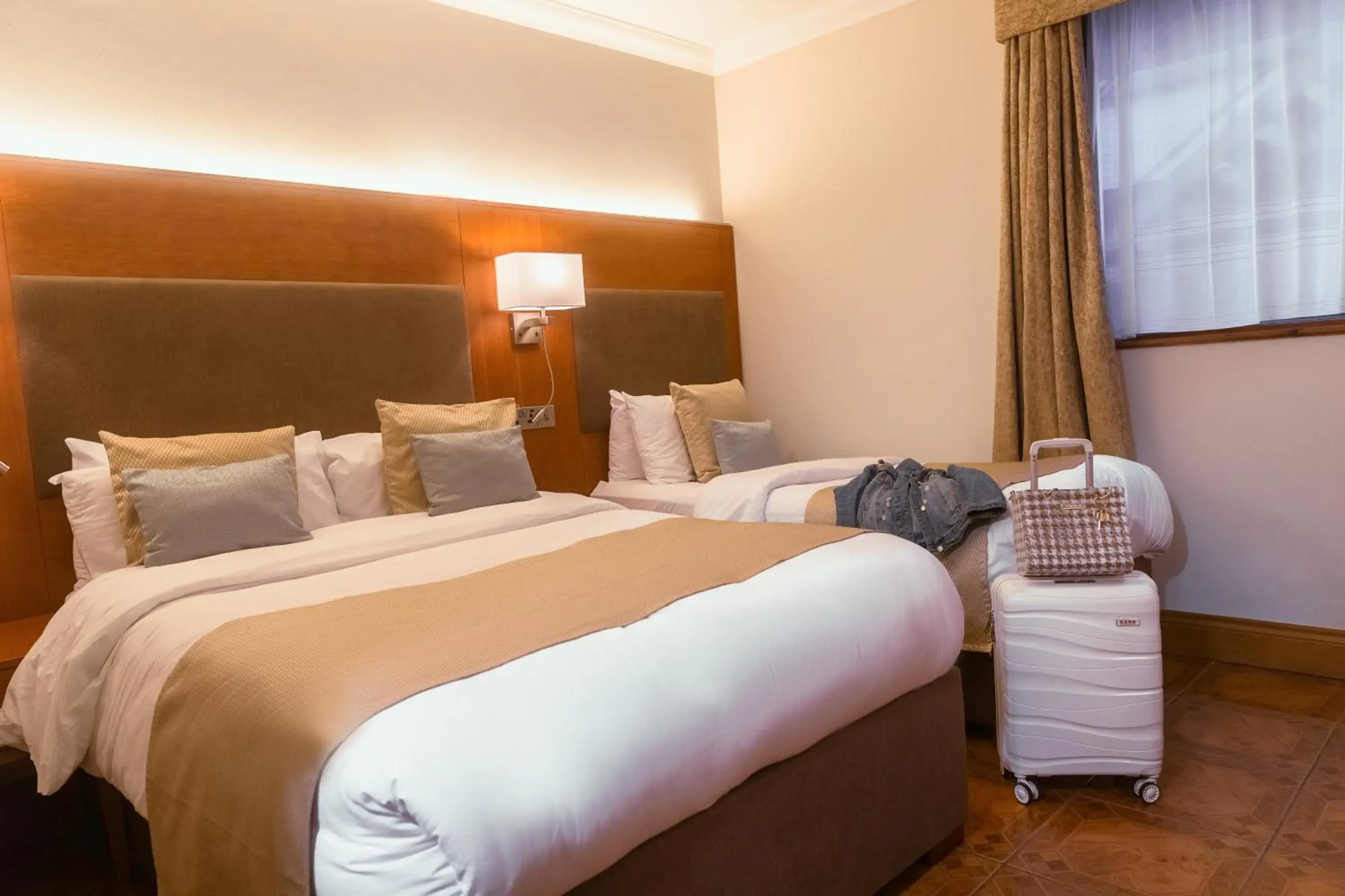 Classic Triple Room in Uppercross House Hotel Classic Triple Room in Uppercross House Hotel