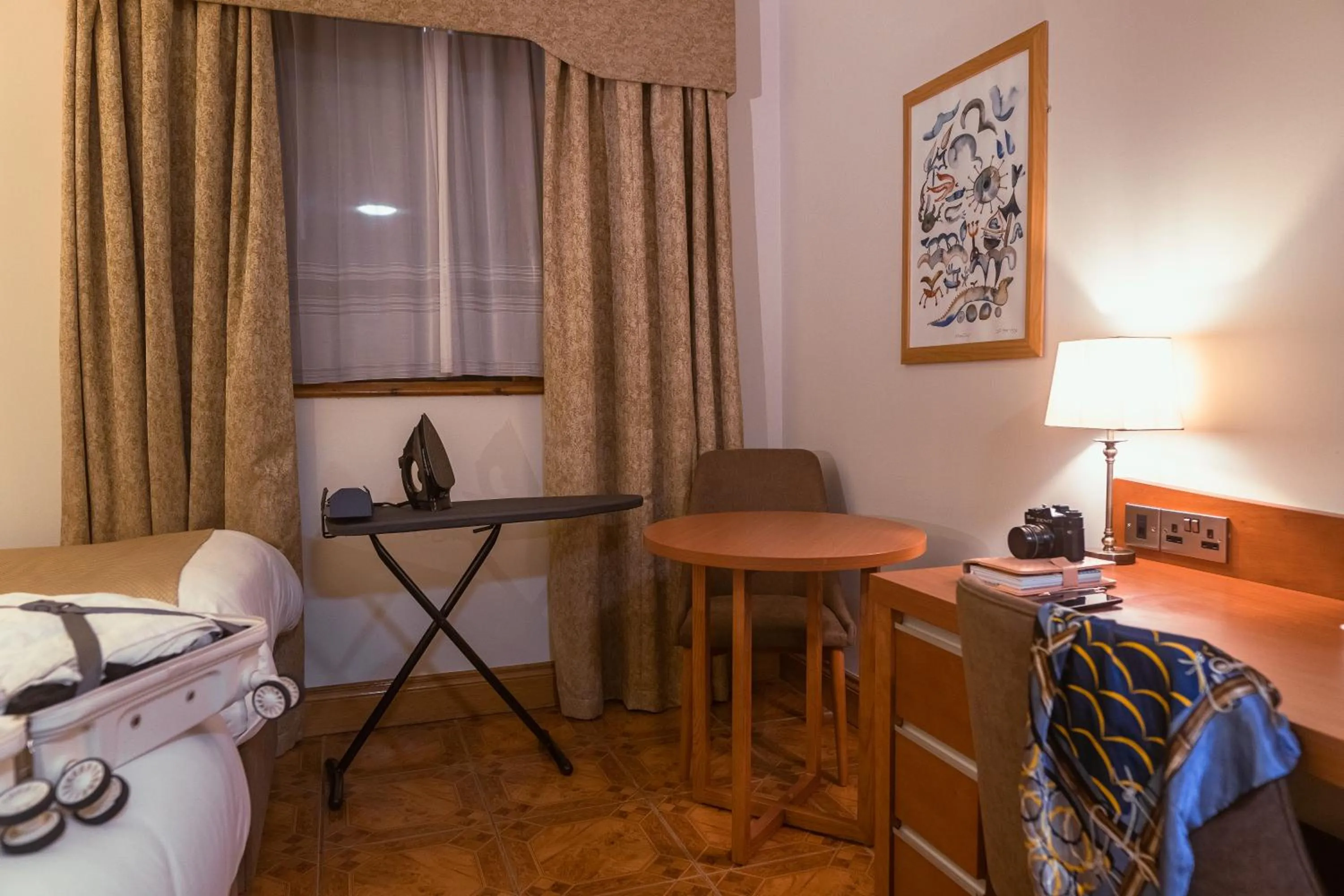 Photo of the whole room, Bed in Uppercross House Hotel