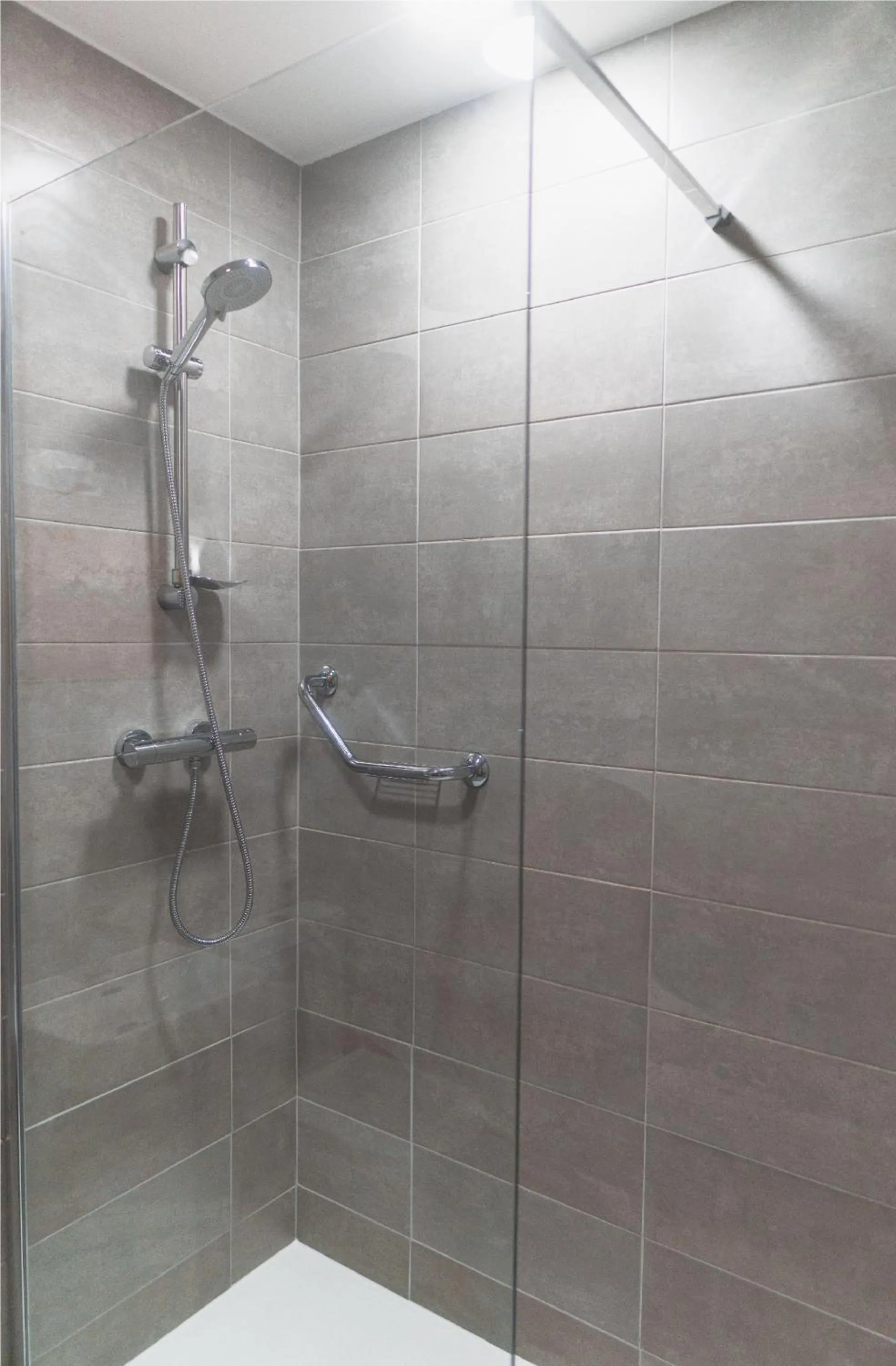 Shower in Uppercross House Hotel