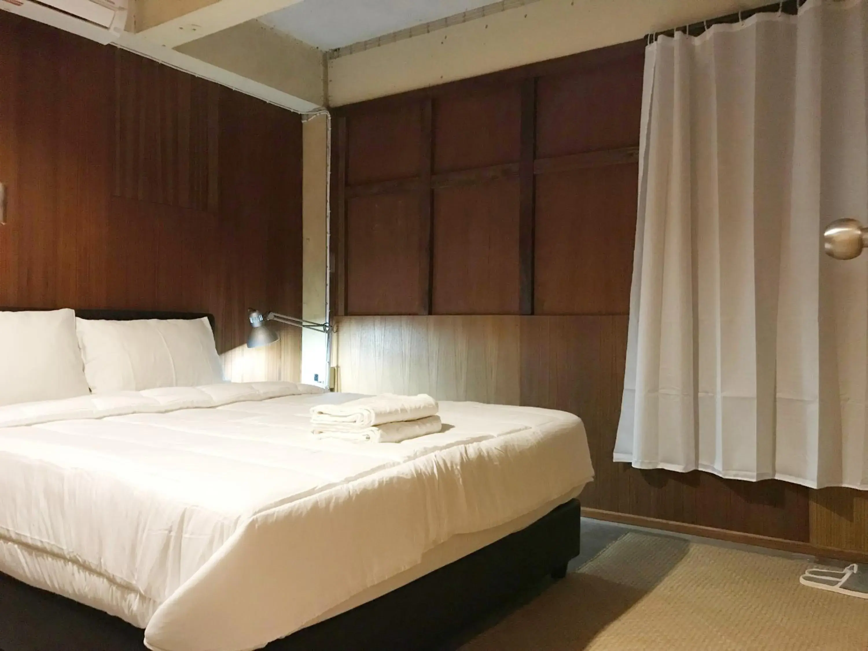 Queen Room with Shared Bathroom in Boundary Hostel and Cafe Queen Room with Shared Bathroom in Boundary Hostel and Cafe