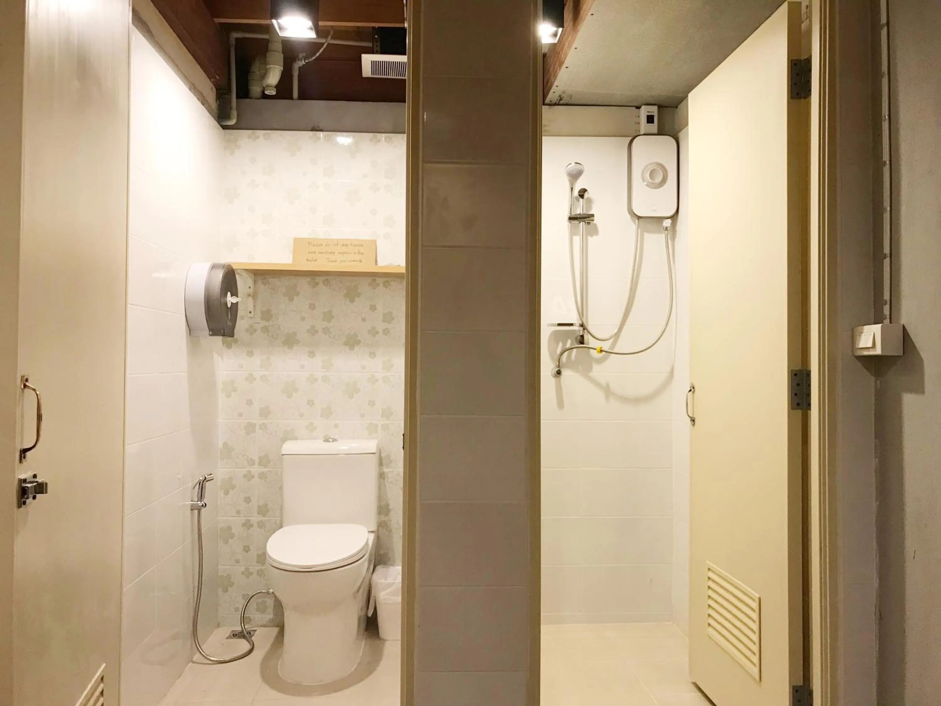 Bathroom in Boundary Hostel and Cafe