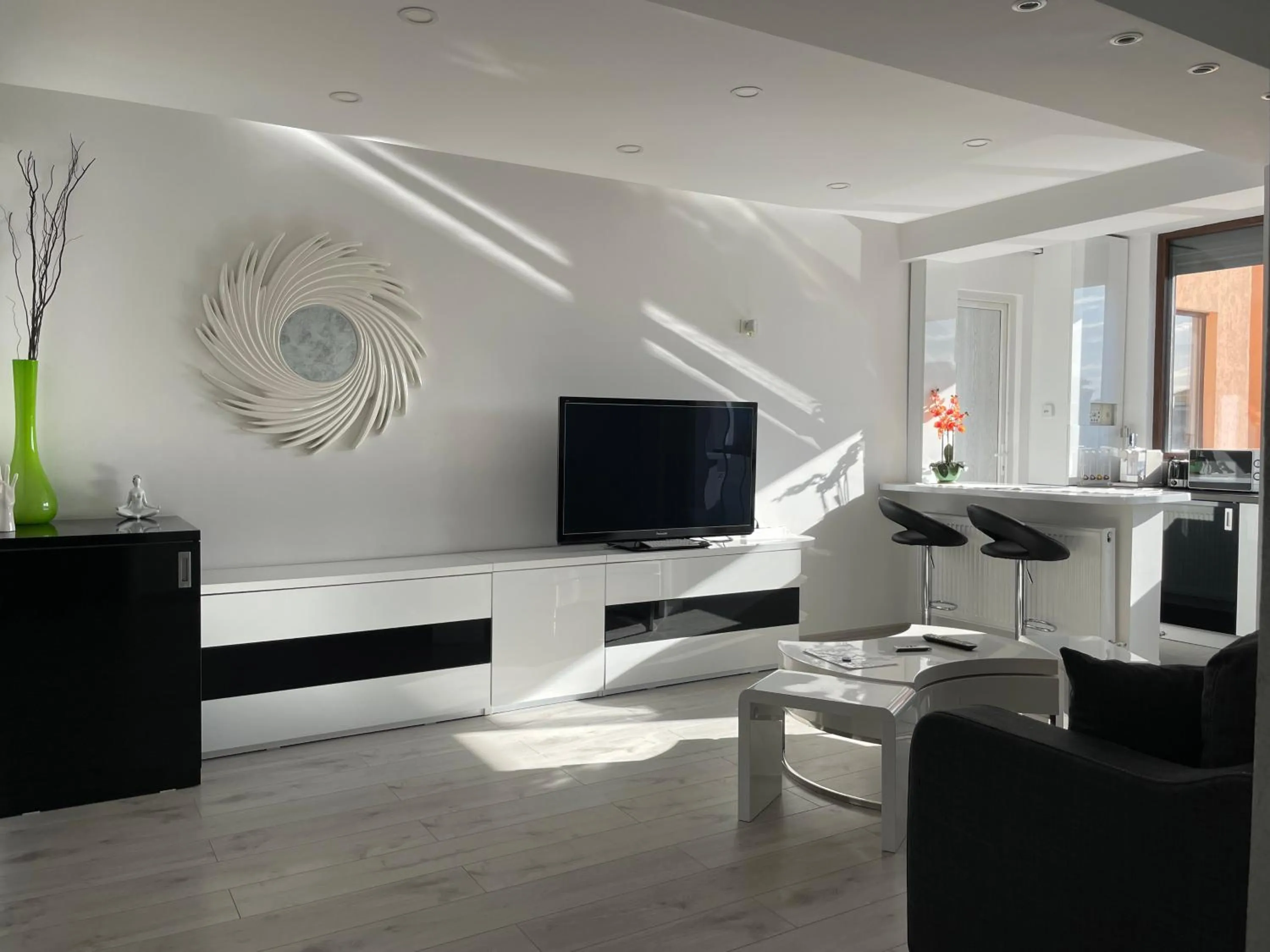 TV and multimedia in Luxury Two Room Apartment Residence Militari M3