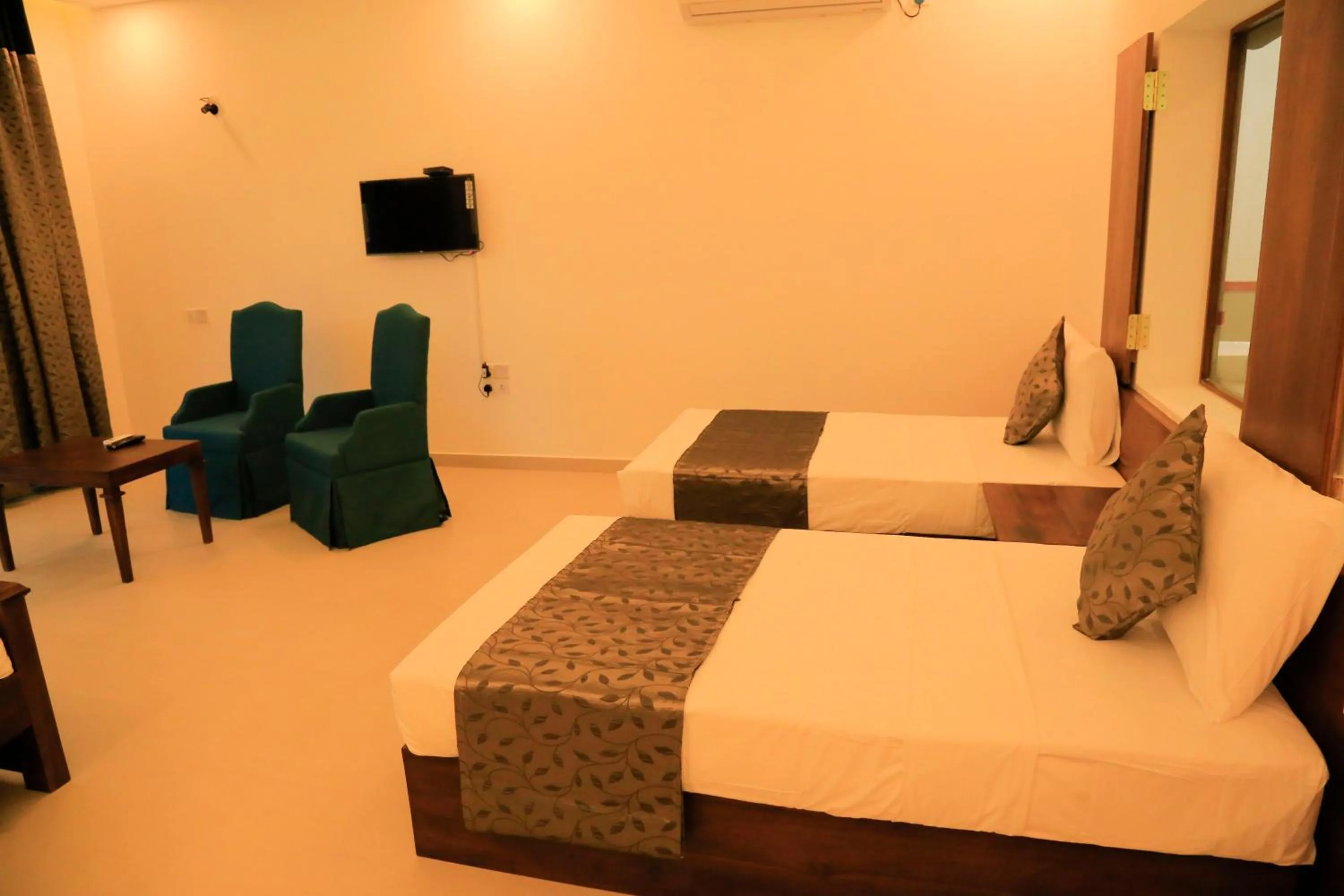 Photo of the whole room, Bed in Tara Watergate