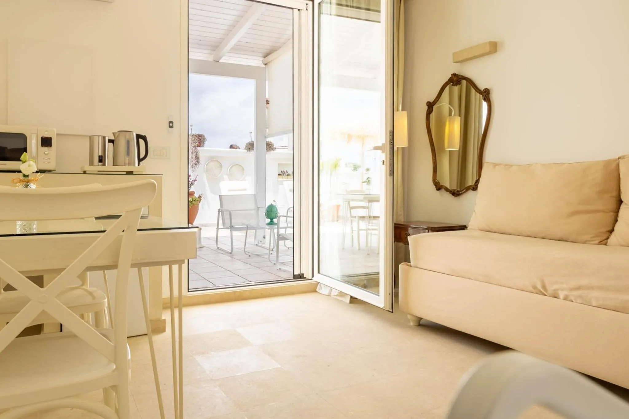 Coffee/tea facilities in Sea Suites