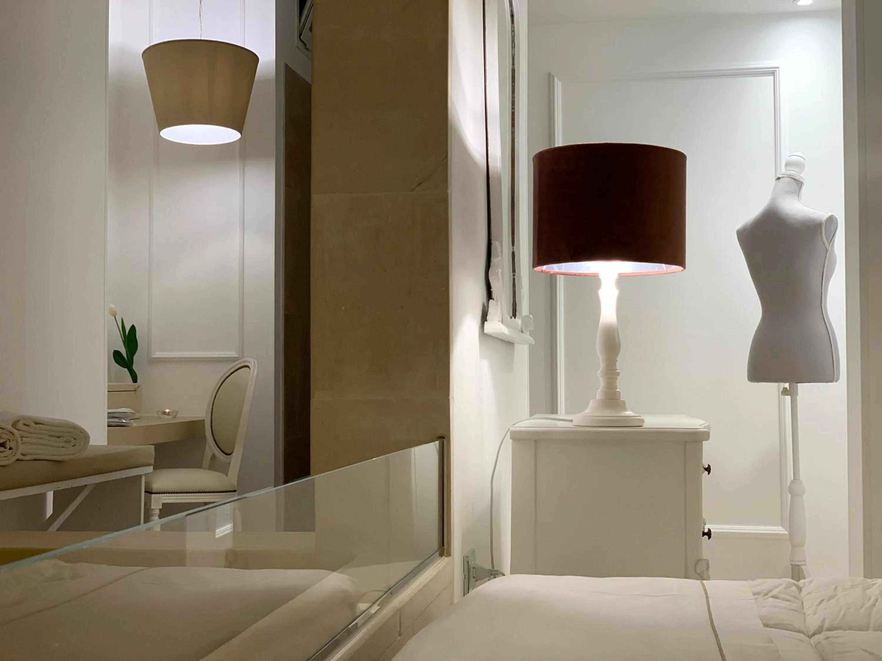 Photo of the whole room, Bed in Sea Suites