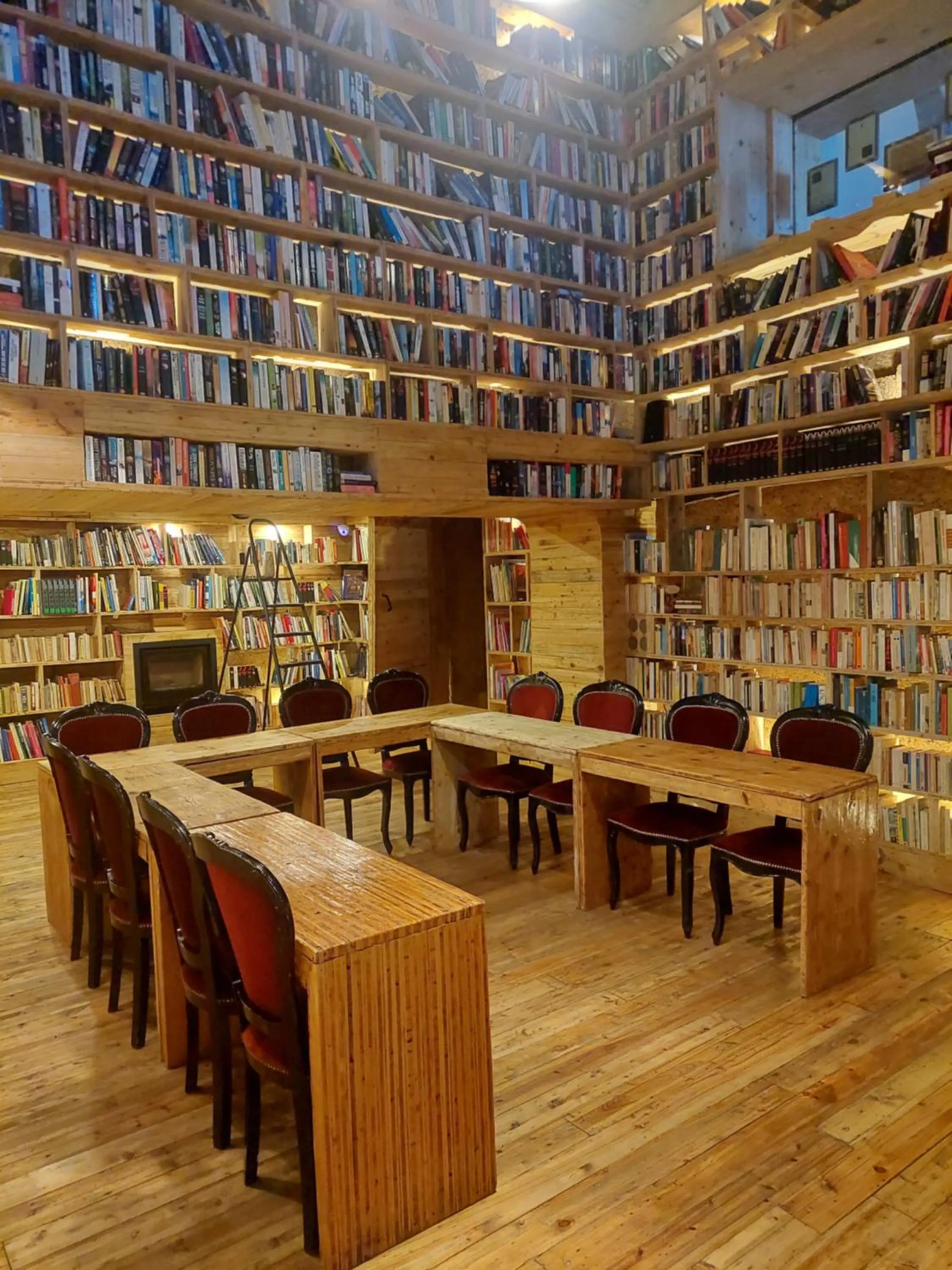 Communal lounge/ TV room in The Literary Man Obidos Hotel